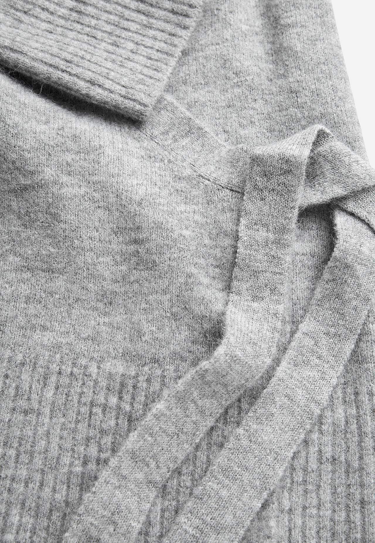 Dzianinowy rozpinany sweter z kopertowym designem