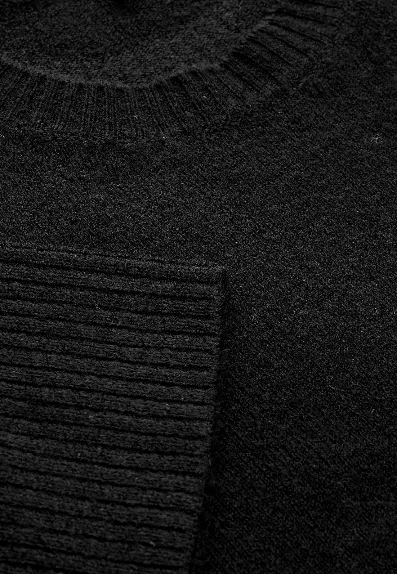 Dzianinowy sweter z rozcięciami