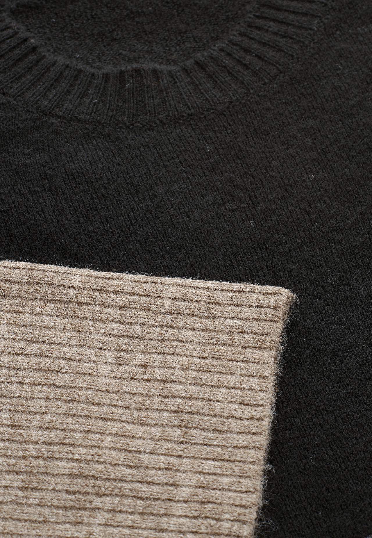 Dzianinowy sweter z rozcięciami