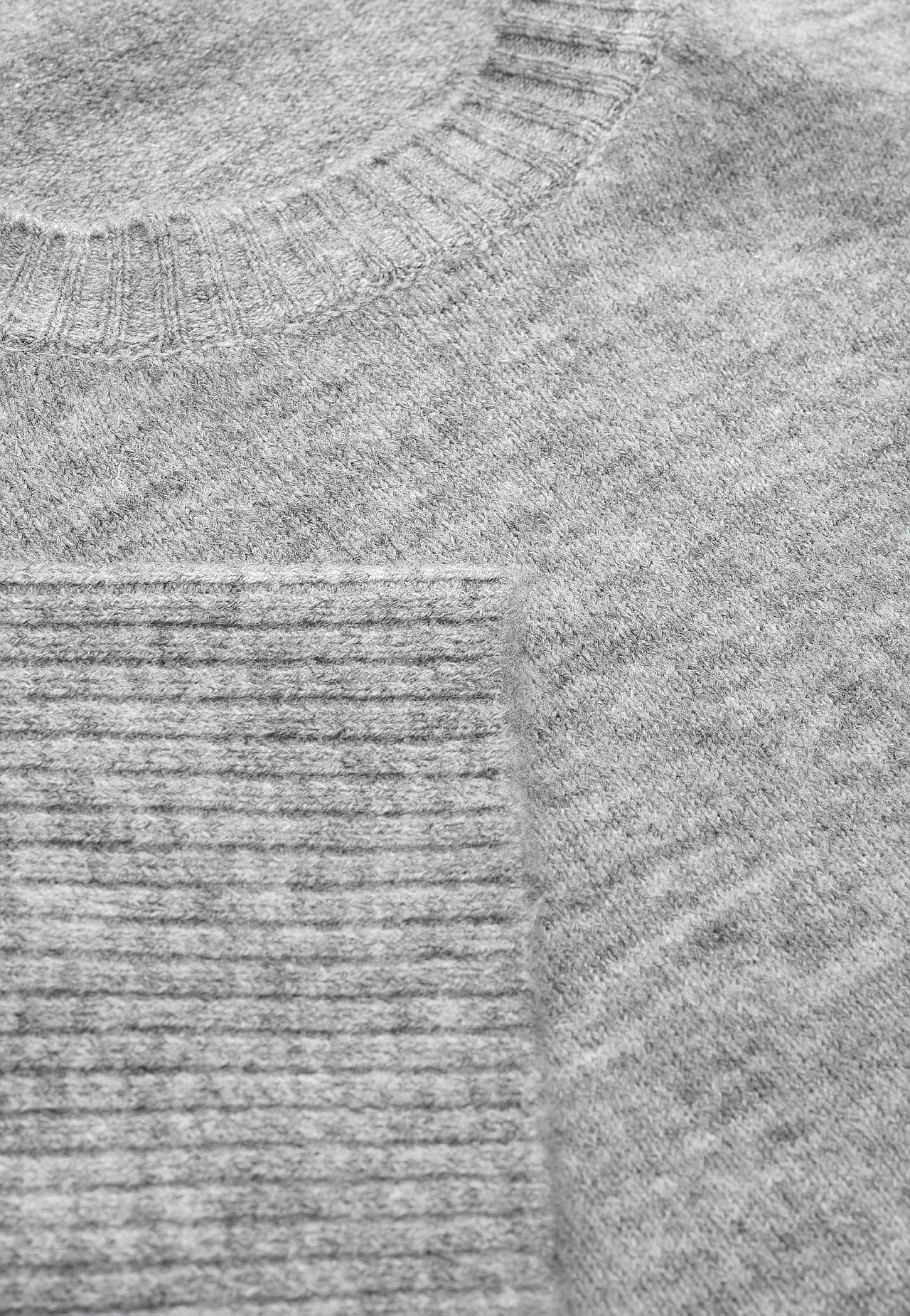 Dzianinowy sweter z rozcięciami