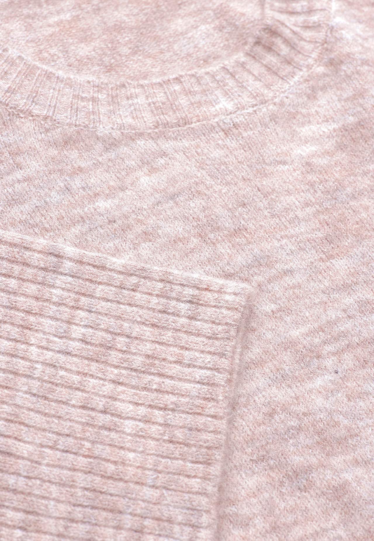 Dzianinowy sweter z rozcięciami