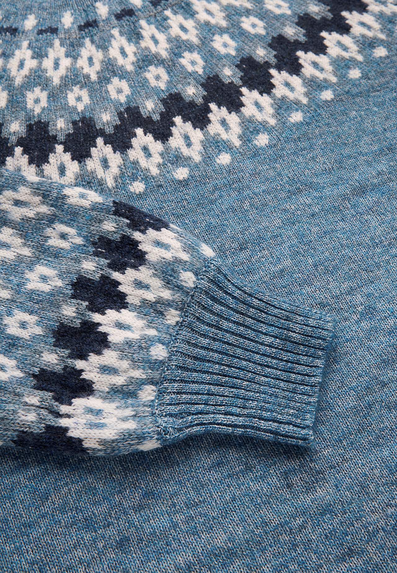 Dzianinowy sweter we wzorze żakardowym