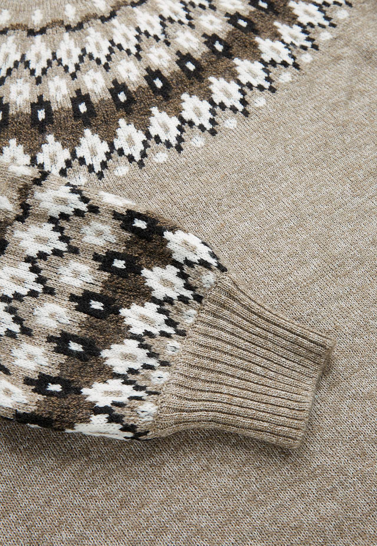 Dzianinowy sweter we wzorze żakardowym