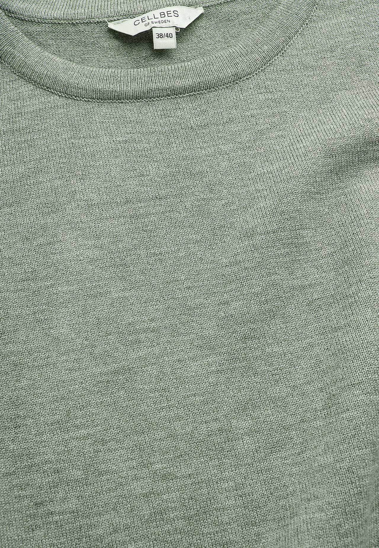 Sweter o drobnym ściegu z krótkim rękawem