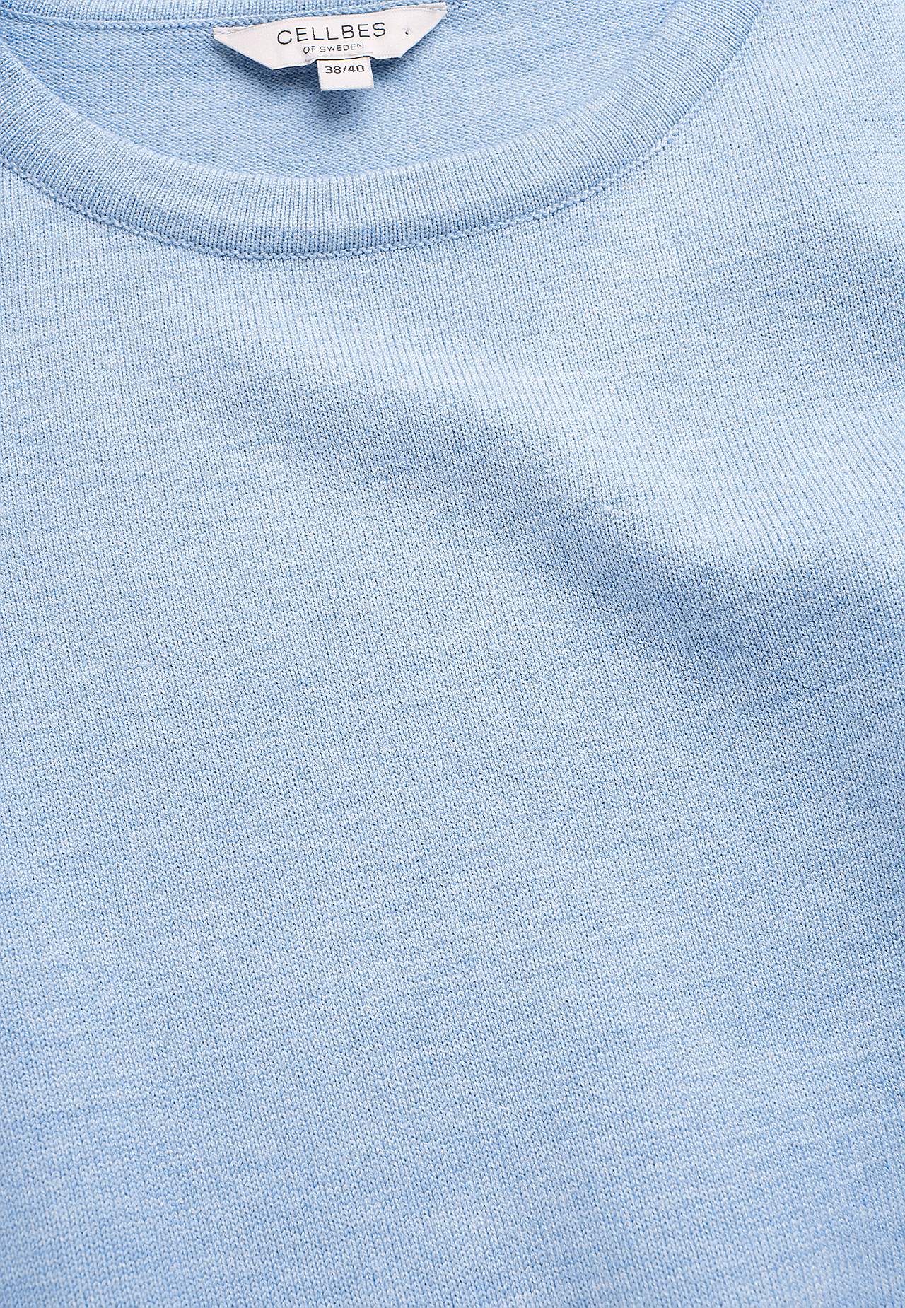 Sweter o drobnym ściegu z krótkim rękawem