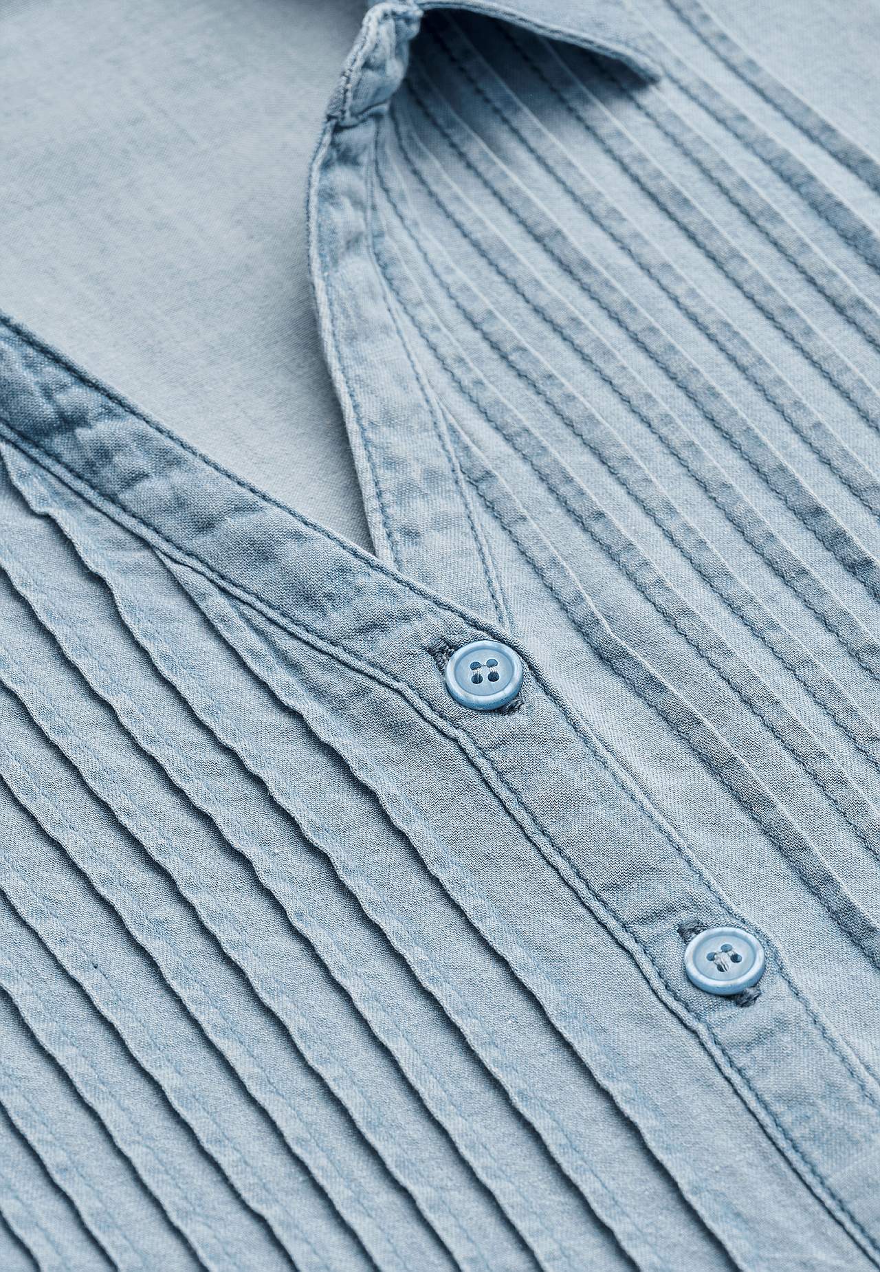 Bluzka z denimu ze szytymi zakładkami