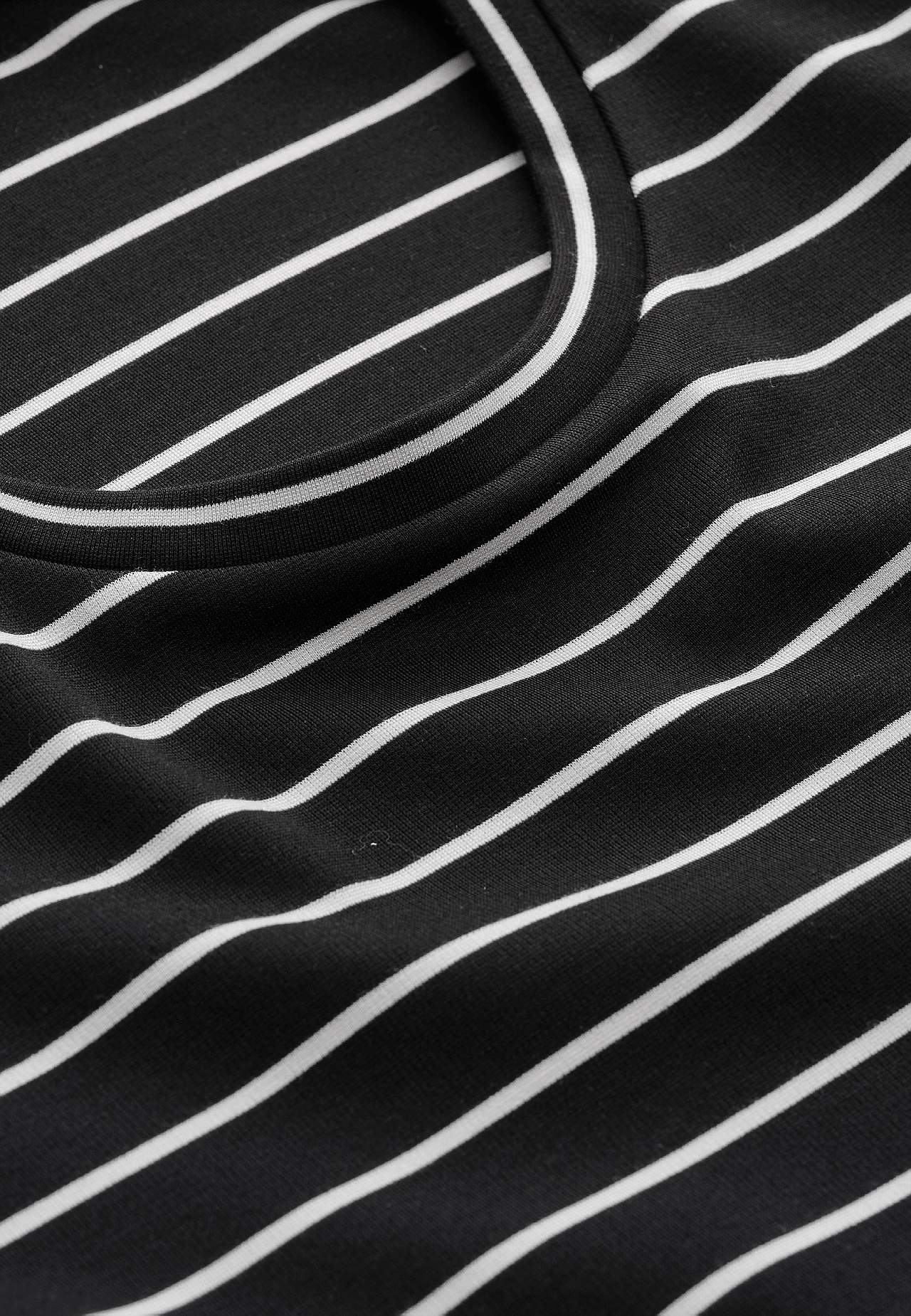 T-shirt z trudnego trykotu
