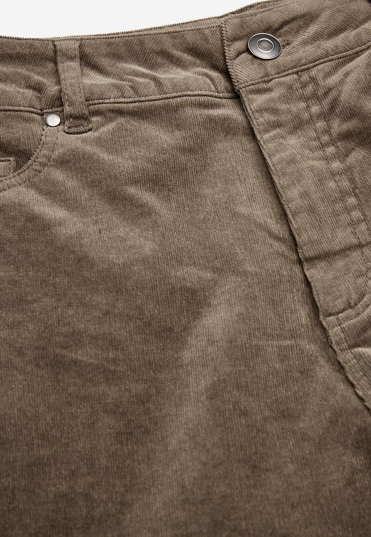 Elastyczne spodnie sztruksowe z prostymi nogawkami