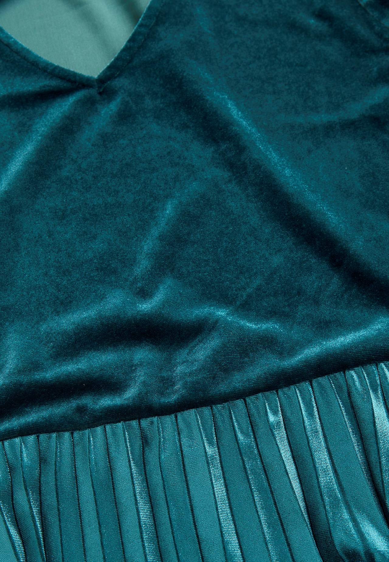 Plisowana sukienka z aksamitu z rękawem 3/4