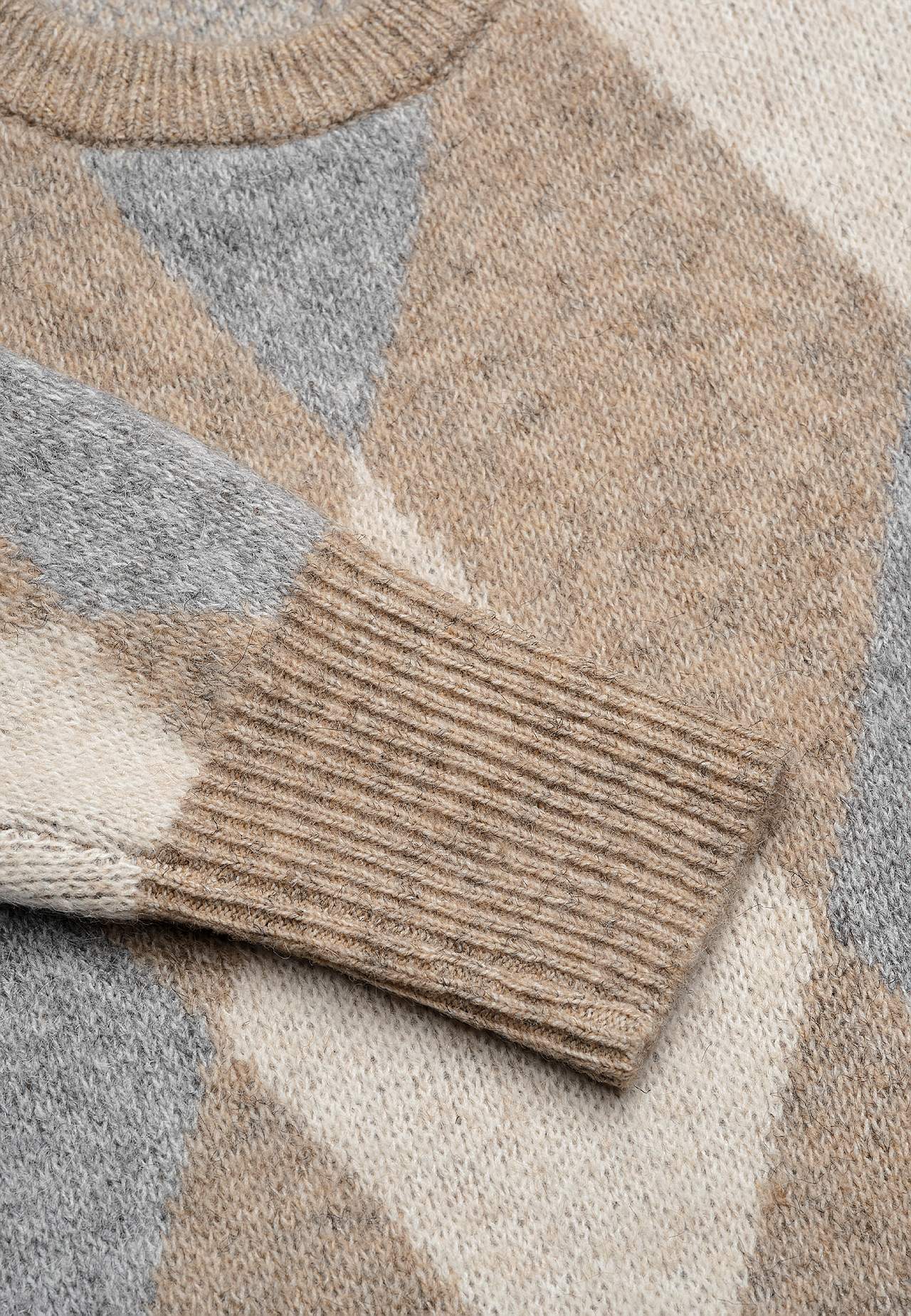 Dzianinowa tunika z rozcięciami