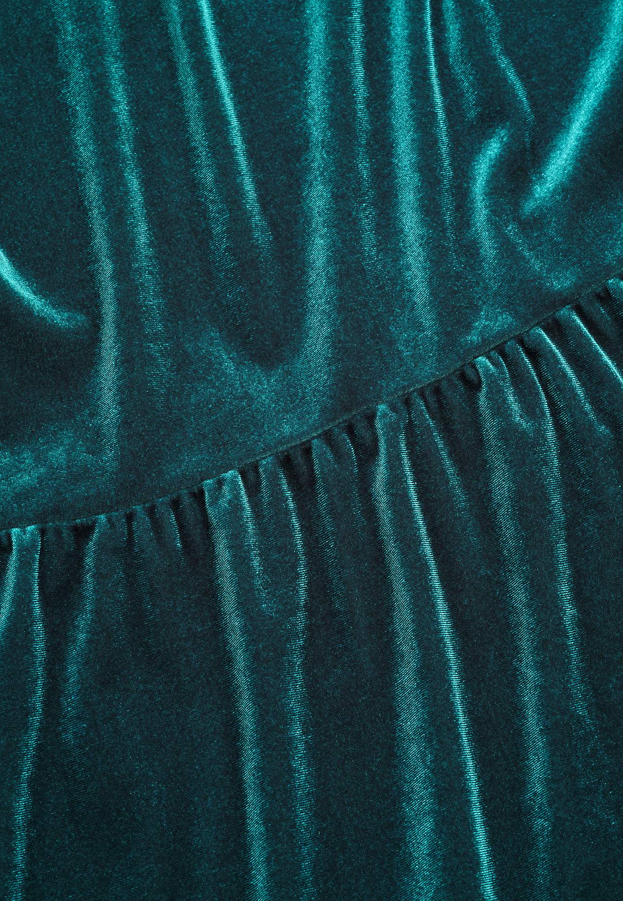 Sukienka z aksamitu z falbankami