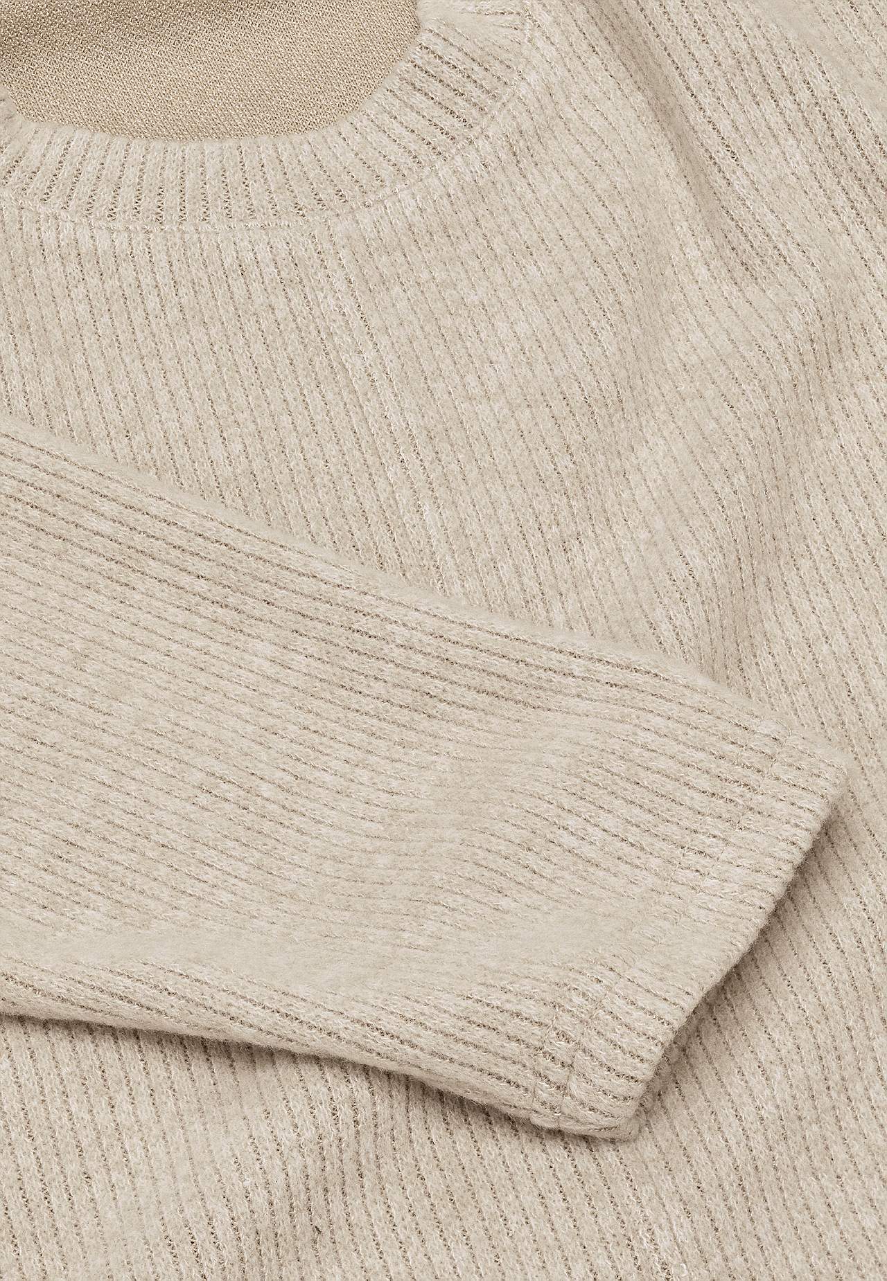 Super miękki sweter z dekoracyjnym szwem środkowym Beata