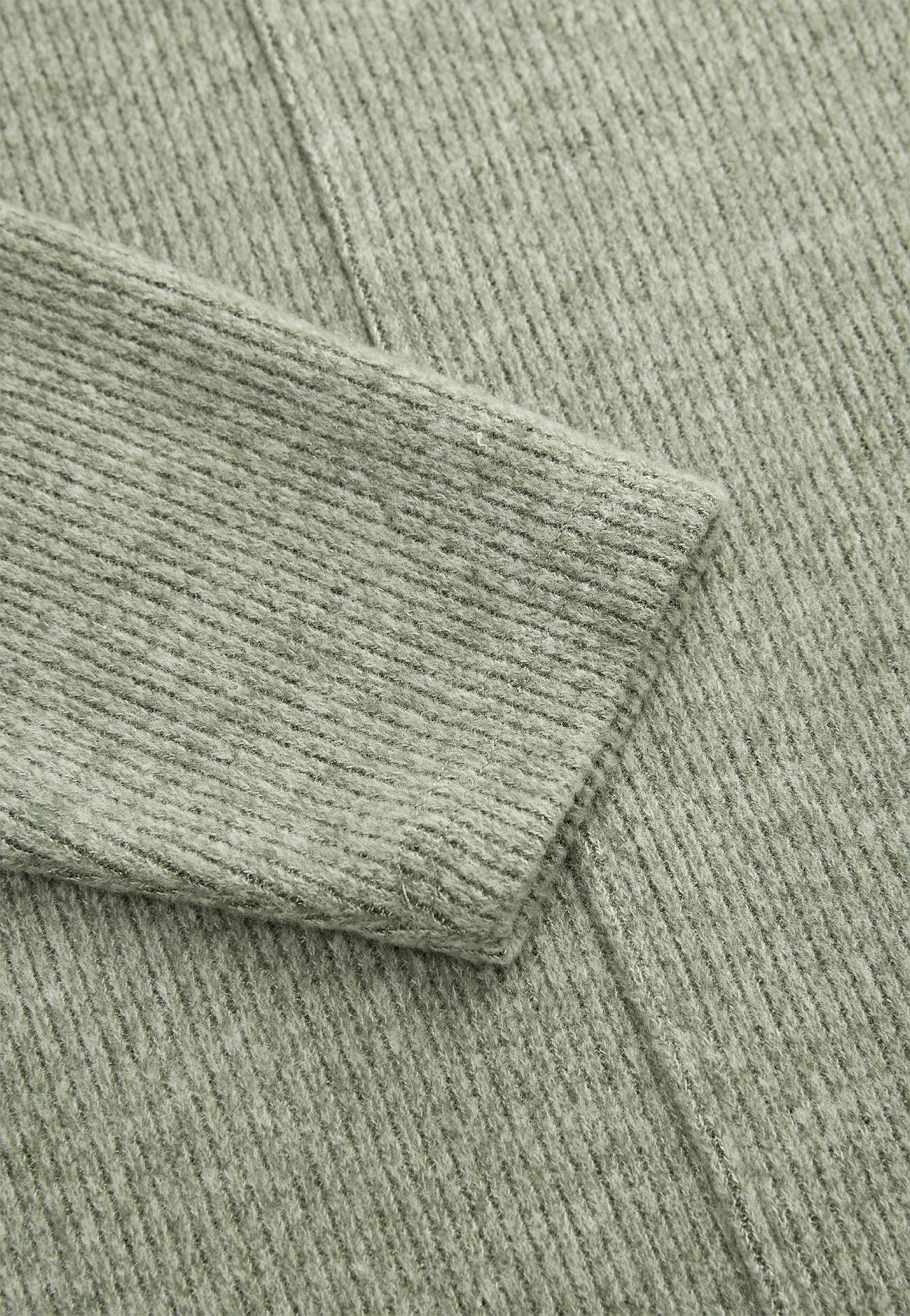 Super miękki sweter z dekoracyjnym szwem środkowym Beata