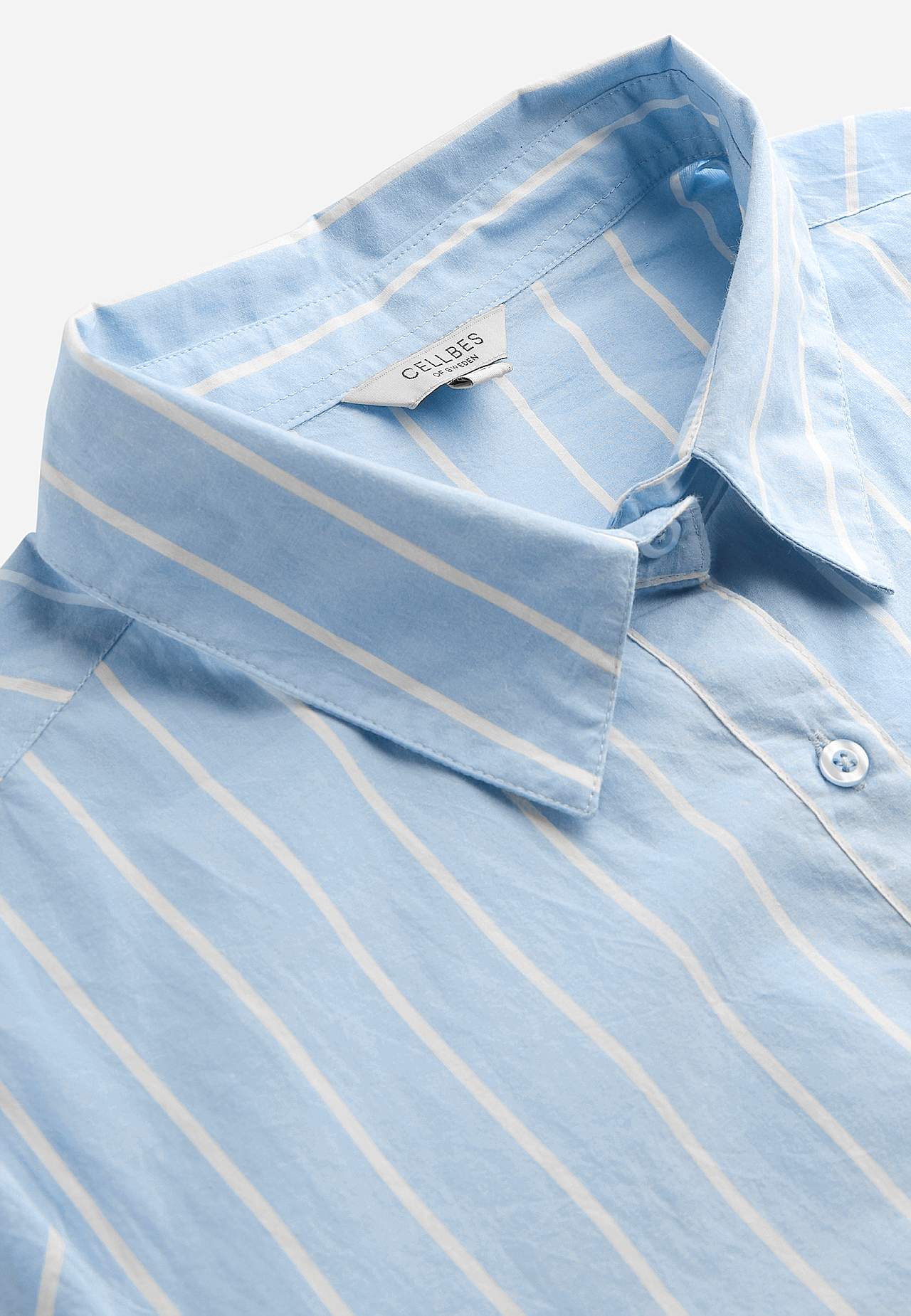 Pasiasta sukienka z kieszeniami