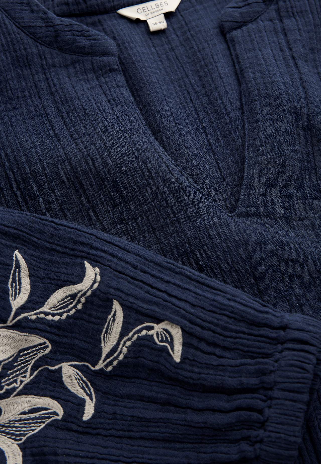 Sukienka z pofalowanej bawełny z haftem