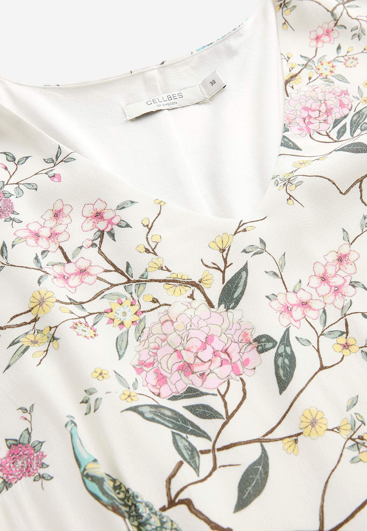 Sukienka z rękawem z falbanką