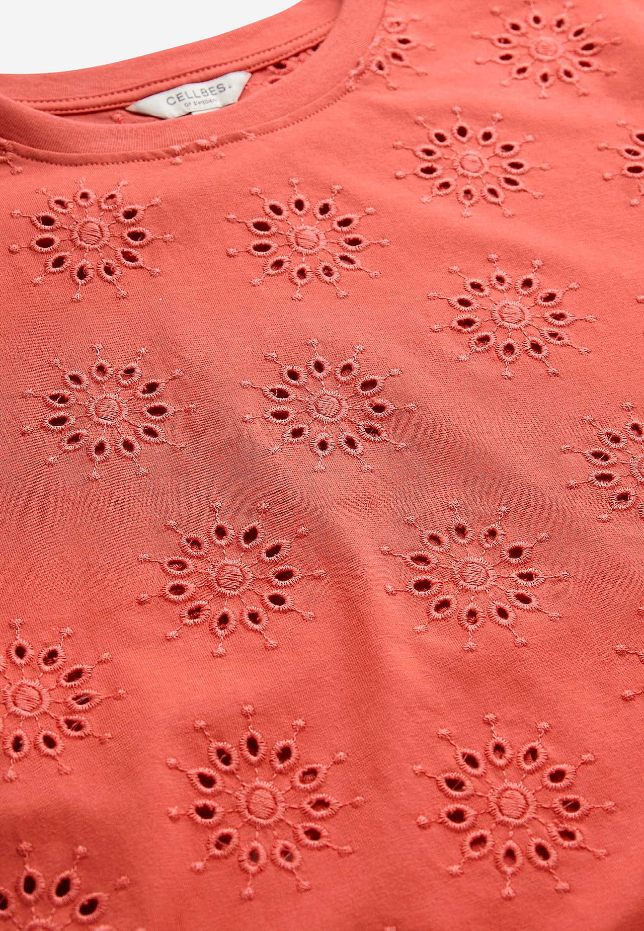 Top z dżerseju z haftowanym ażurowym wzorem