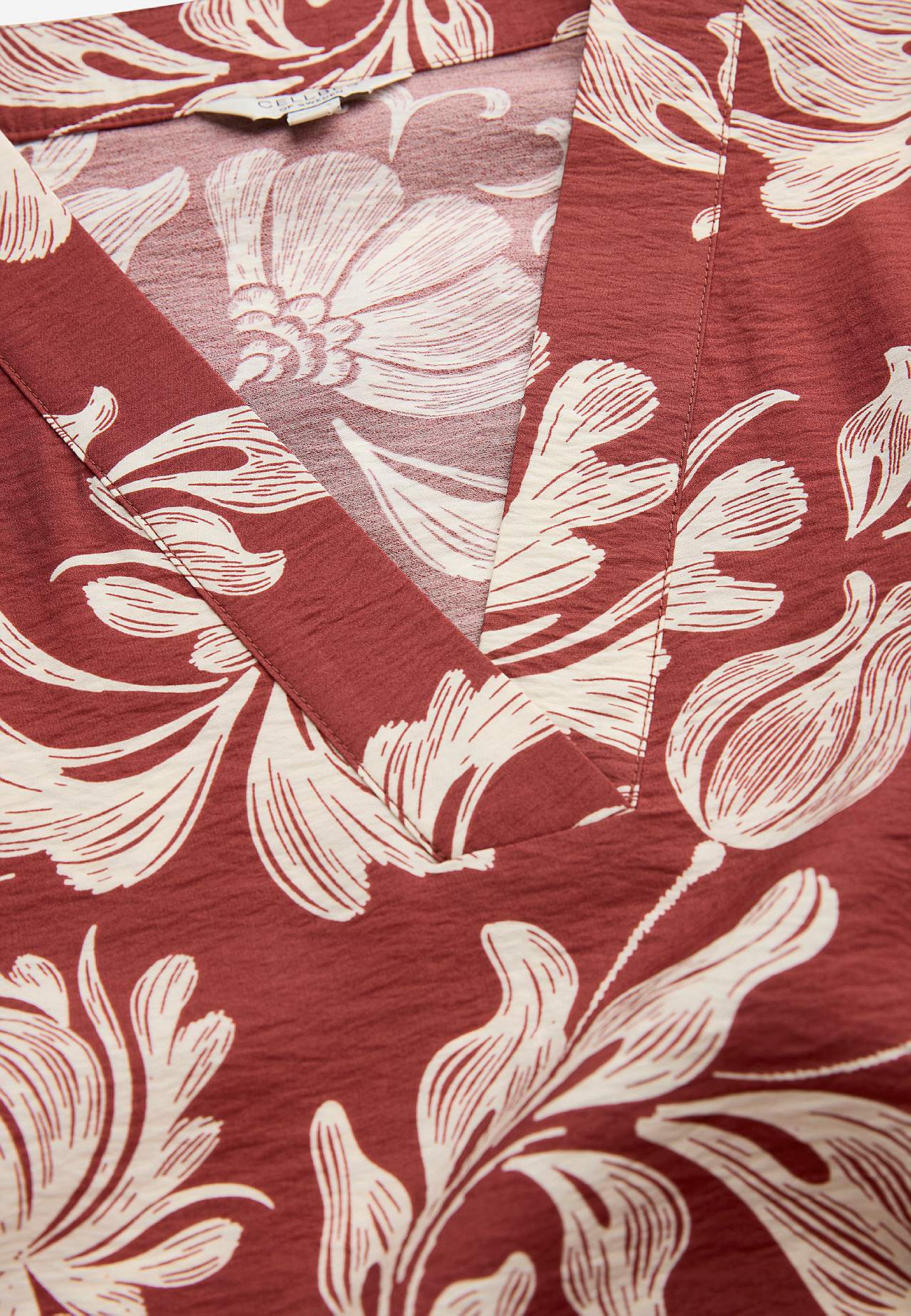 Wzorzysta sukienka z kieszeniami