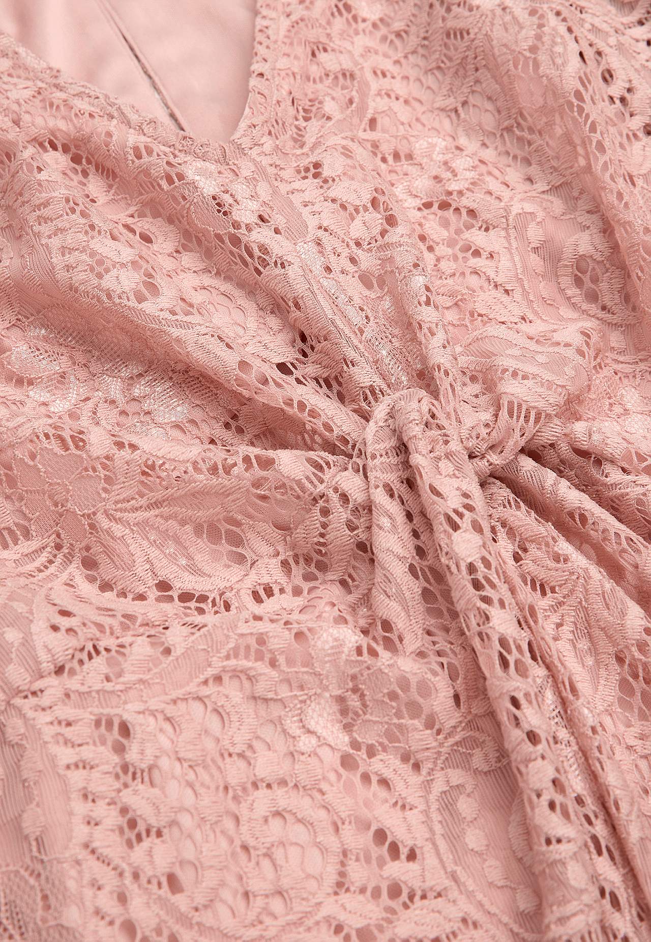 Miękka i elastyczna sukienka koronkowa