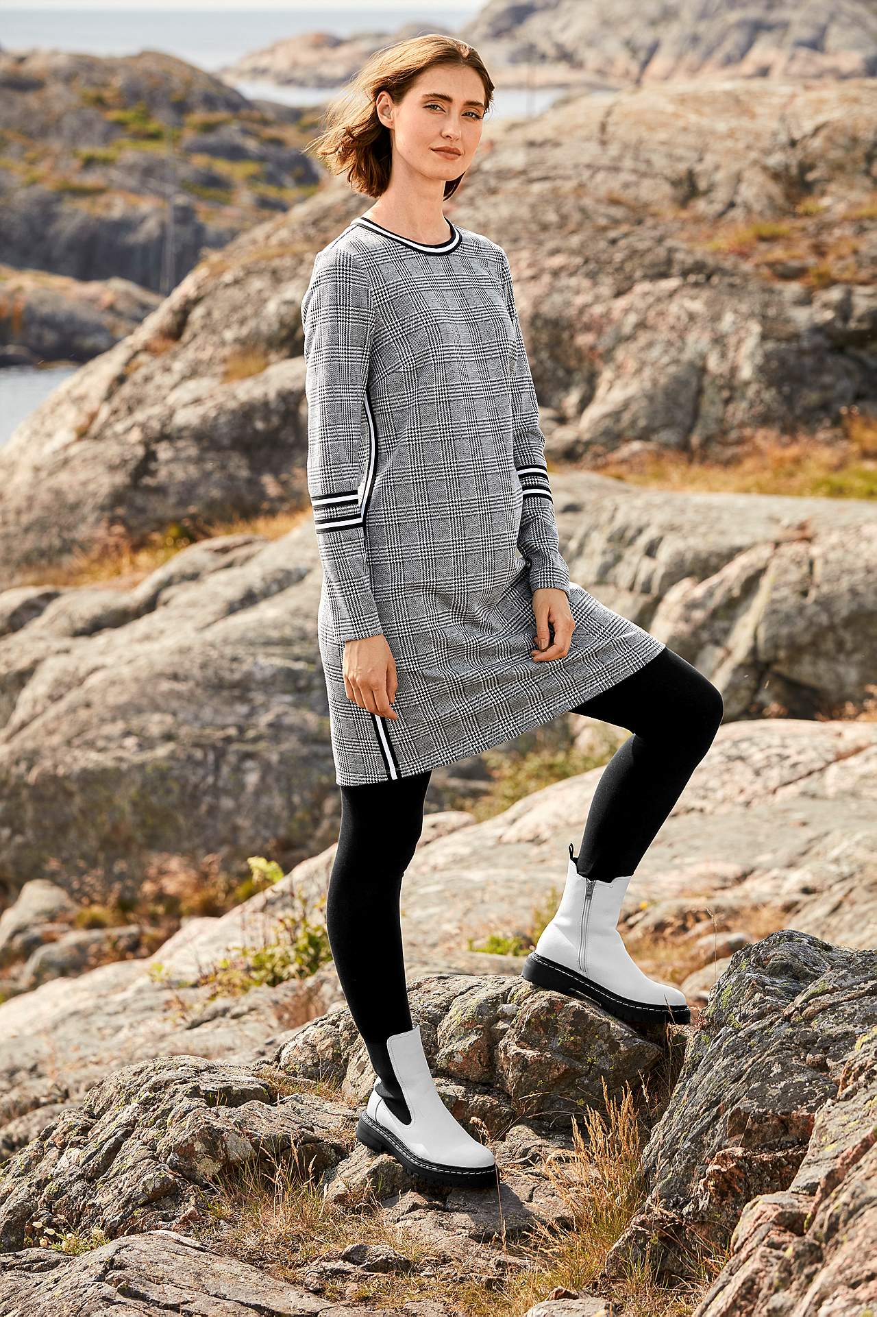 Dżersejowa sukienka z detalami w kontrastowych kolorach