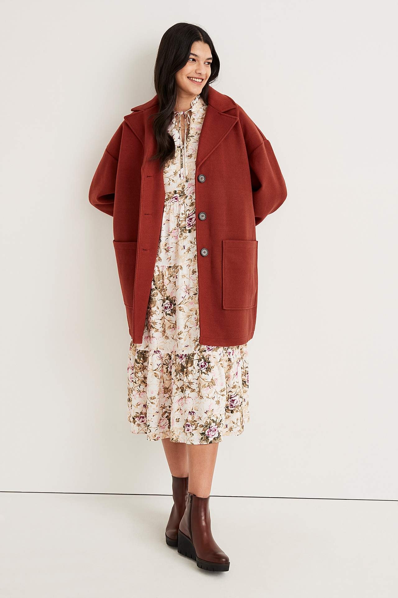 Wzorzysta sukienka z falbanką