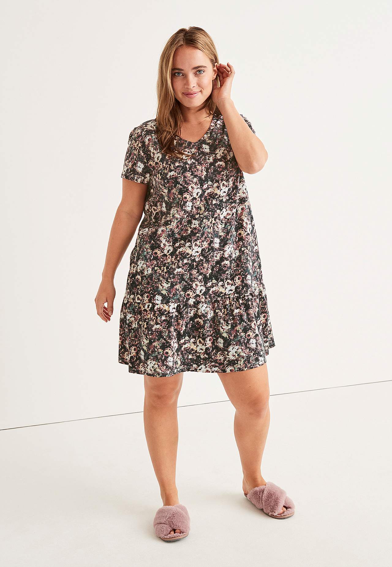 Wzorzysta koszula nocna ze szeroką falbaną