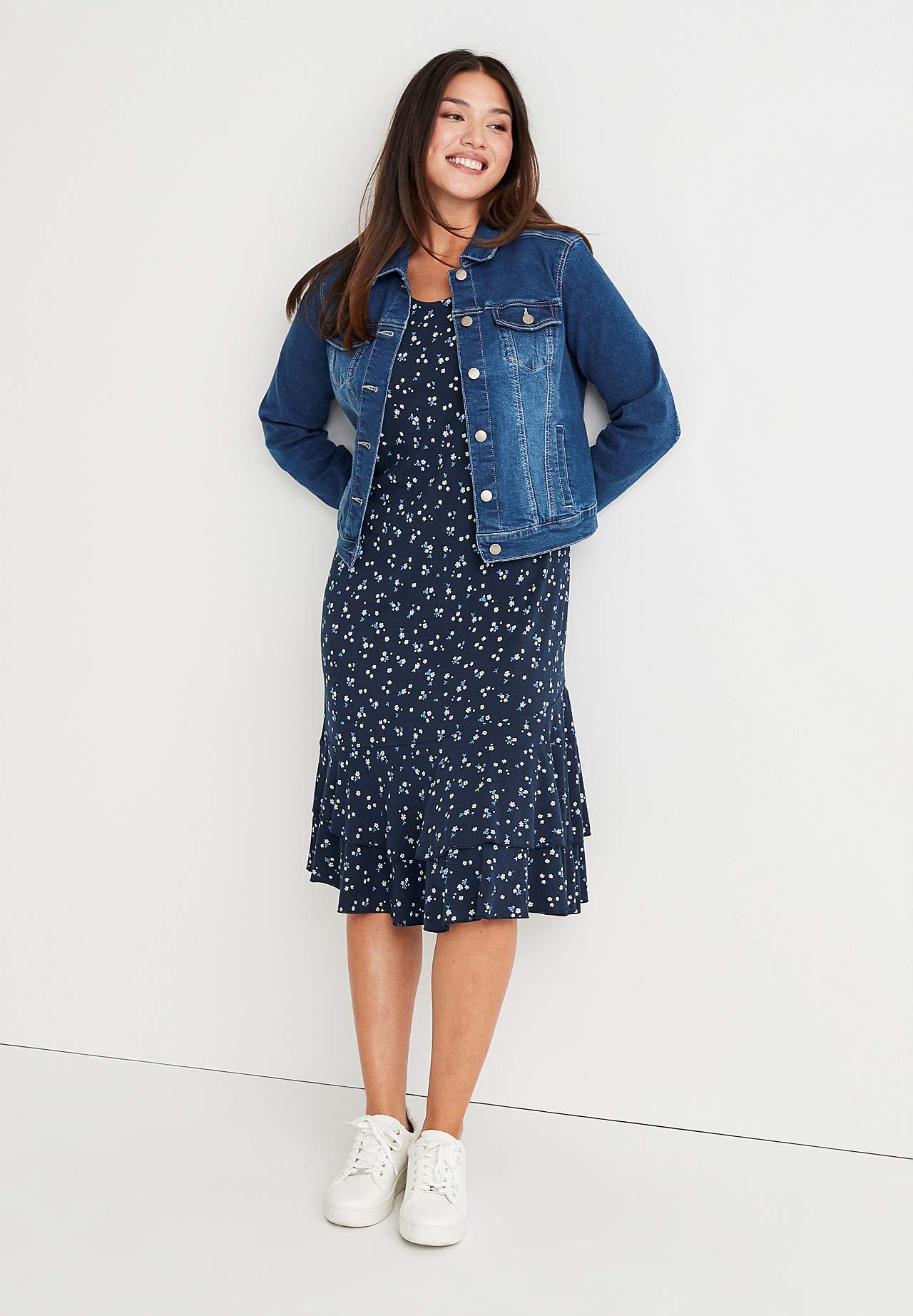 Wzorzysta dżersejowa sukienka z falbanami