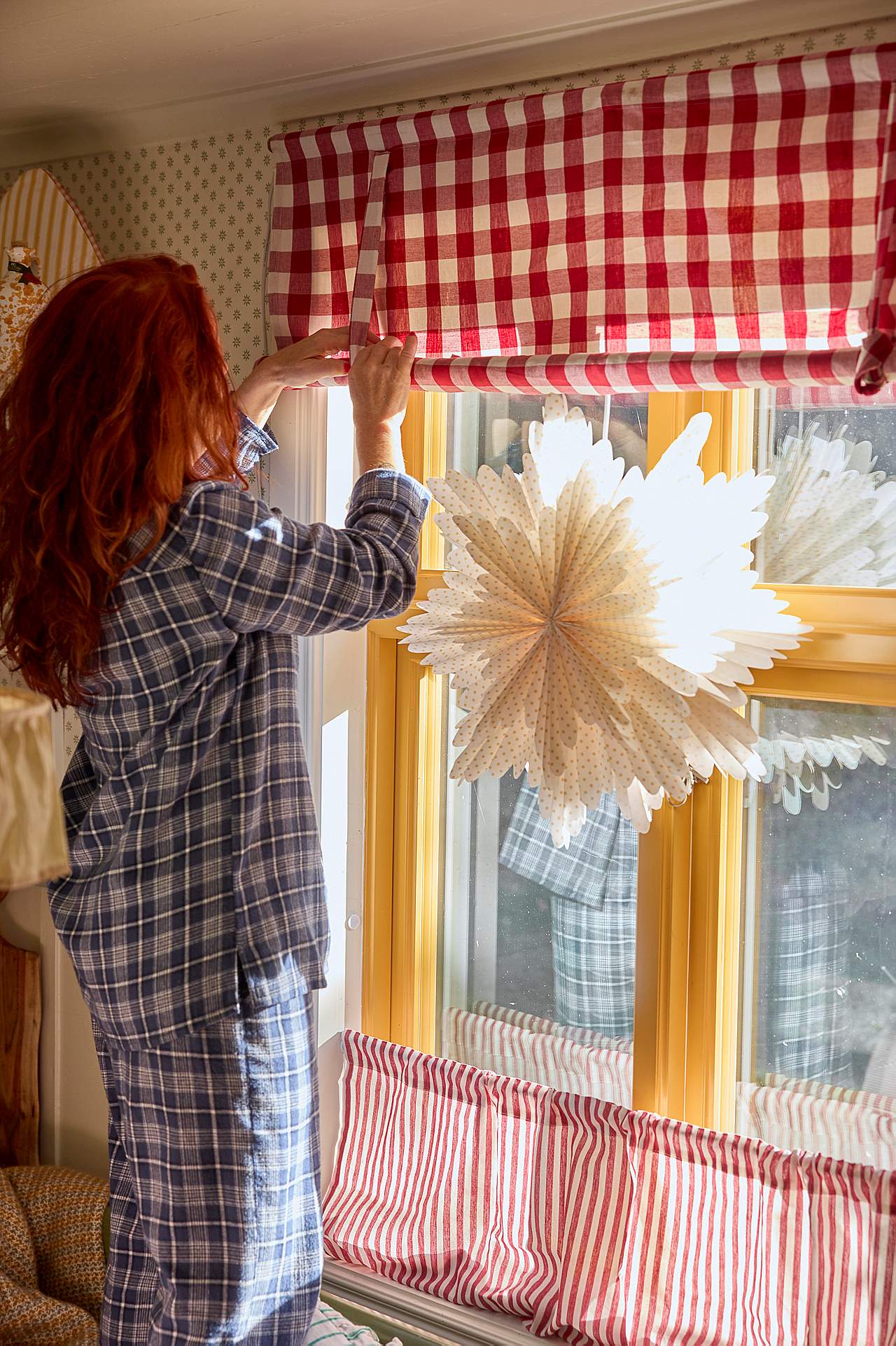 Tkana i kraciasta roleta rzymska