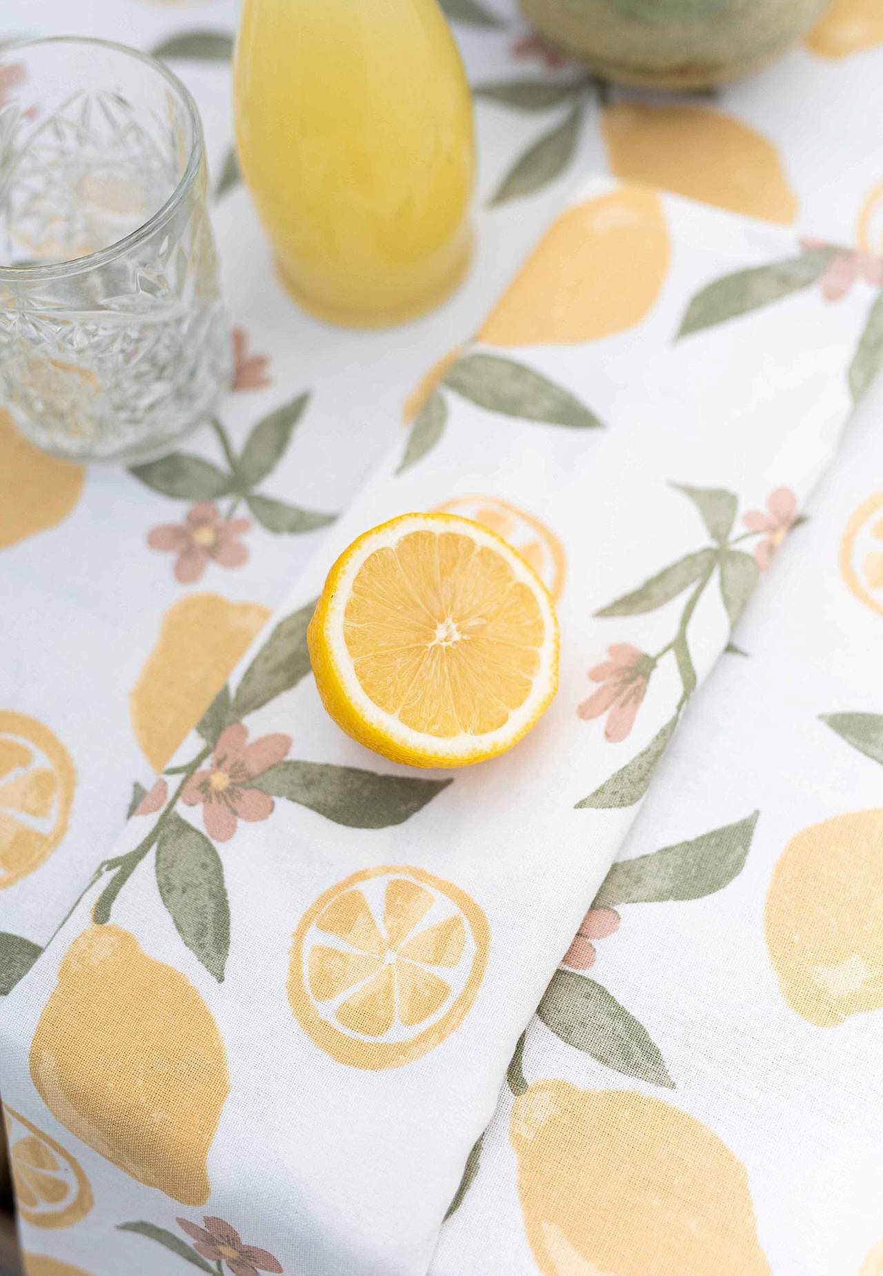 Obrus z cytrynowym wzorem 140x300 cm