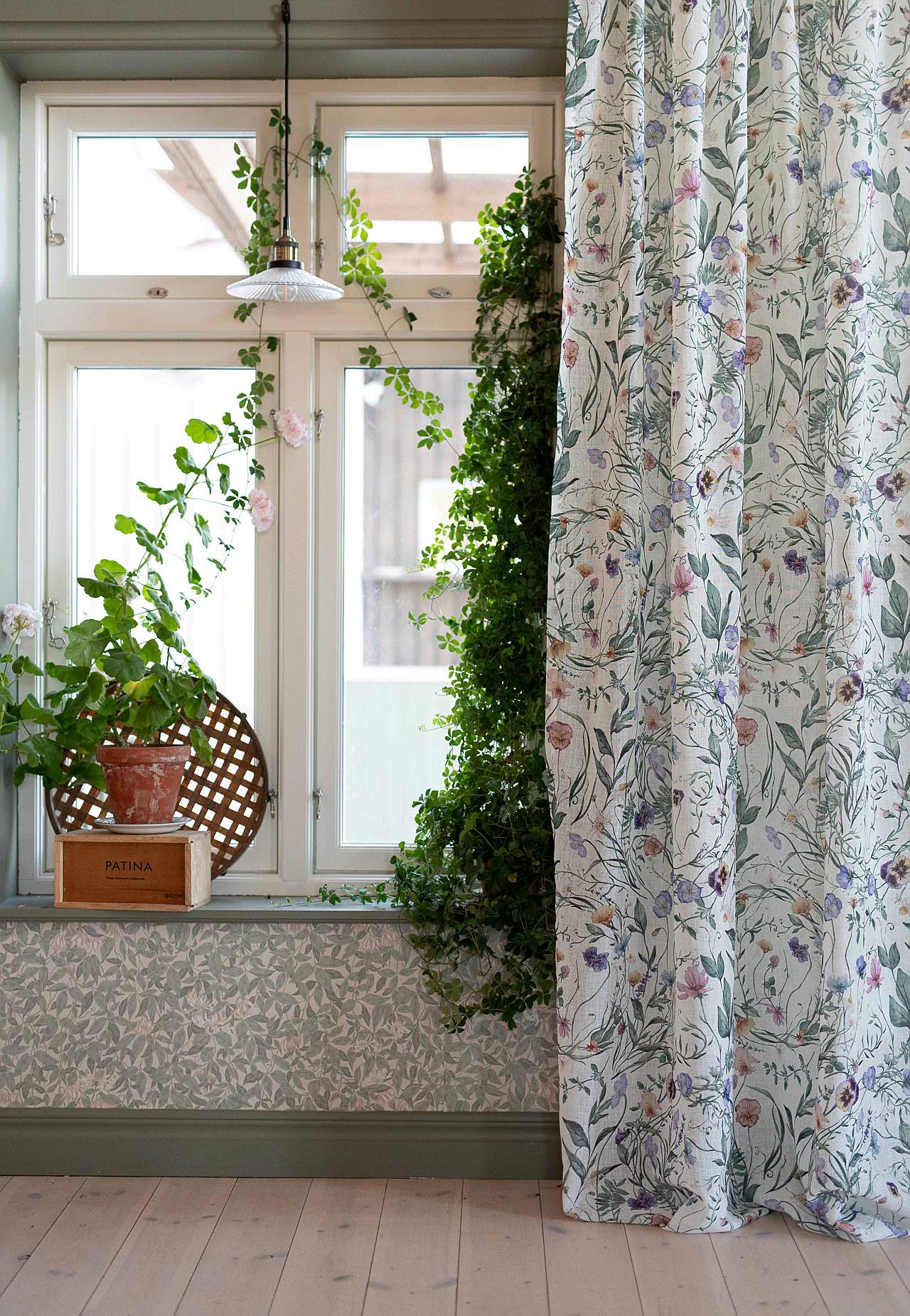 Zasłony regulowane z taśmą w kwiaty 2 sztuki