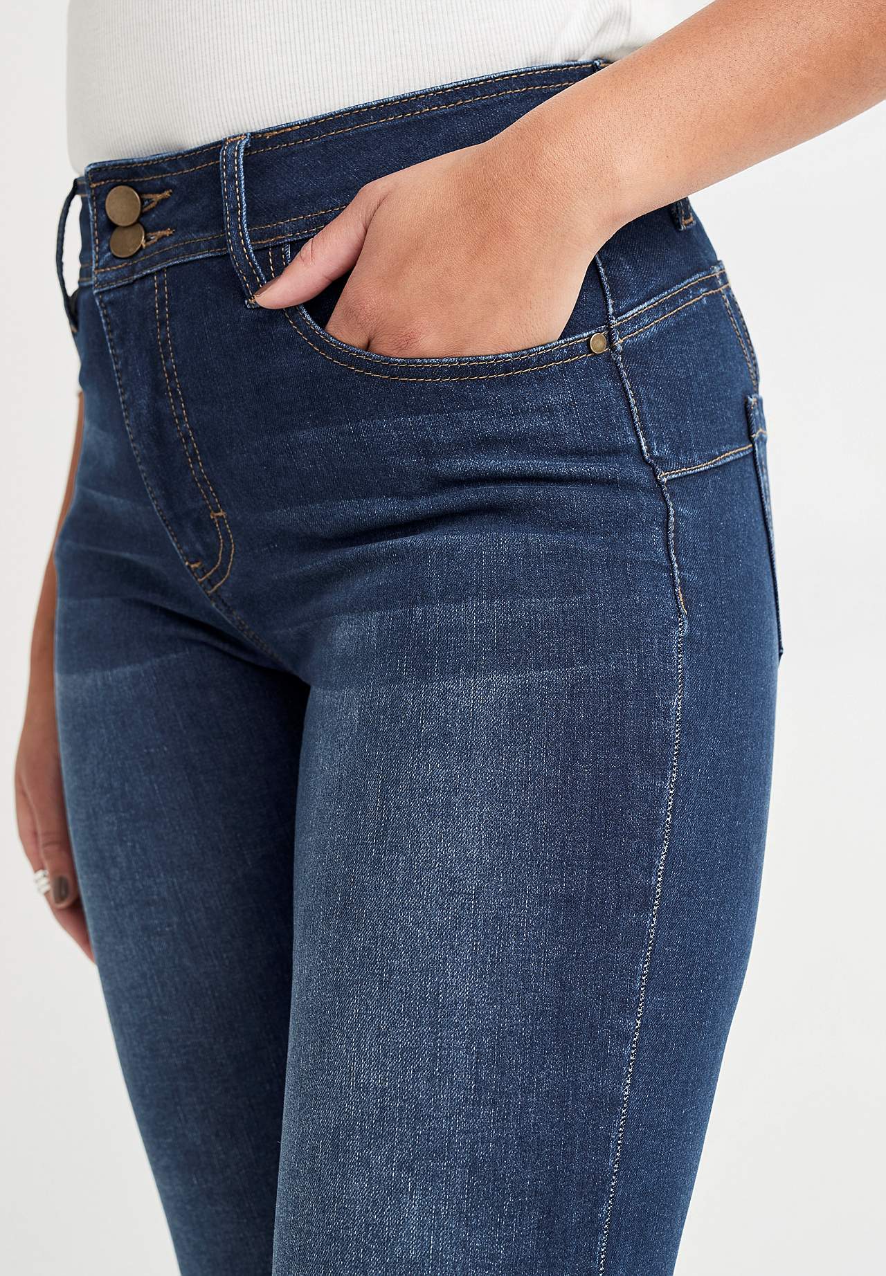 Superelastyczne jeansy modelujące z nogawką szerszą na dole