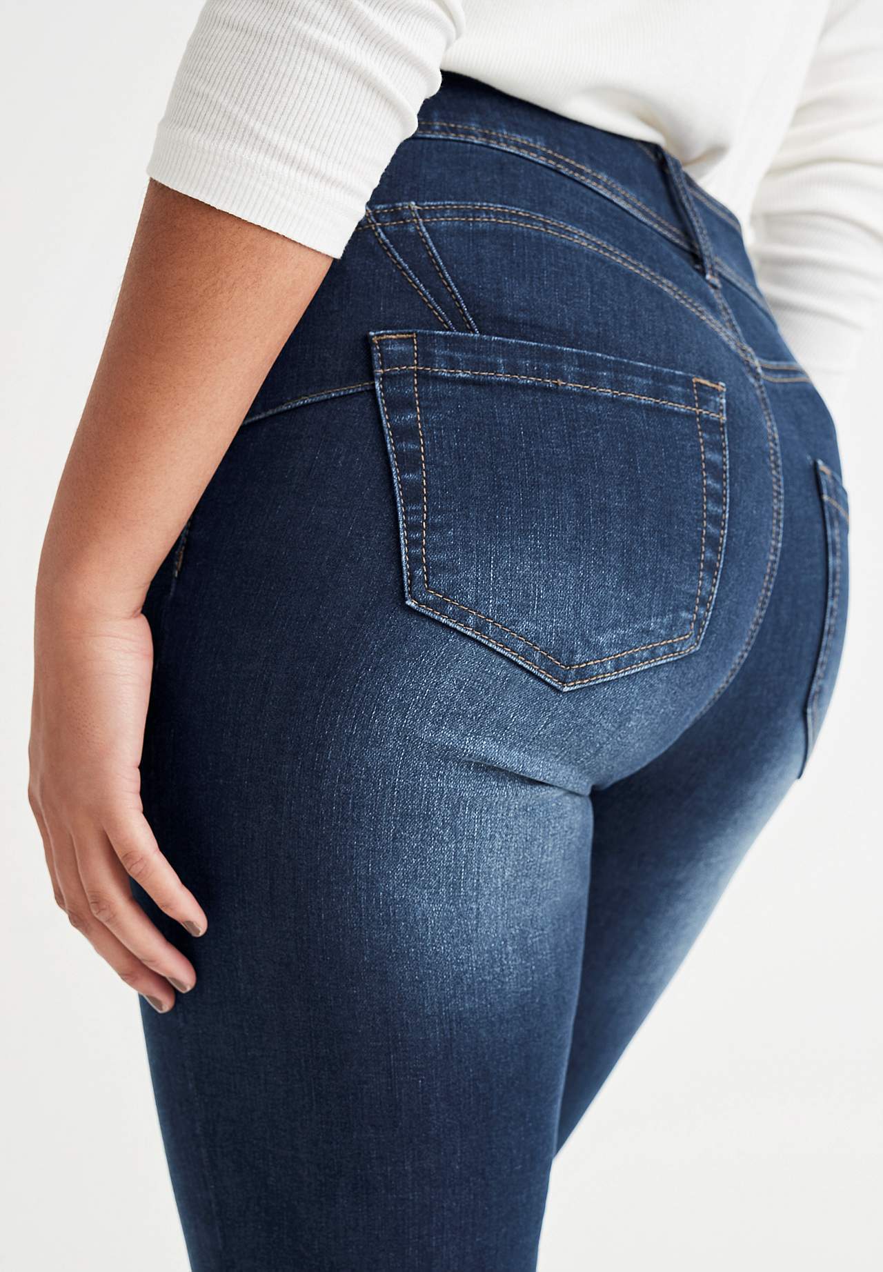 Superelastyczne jeansy modelujące z nogawką szerszą na dole