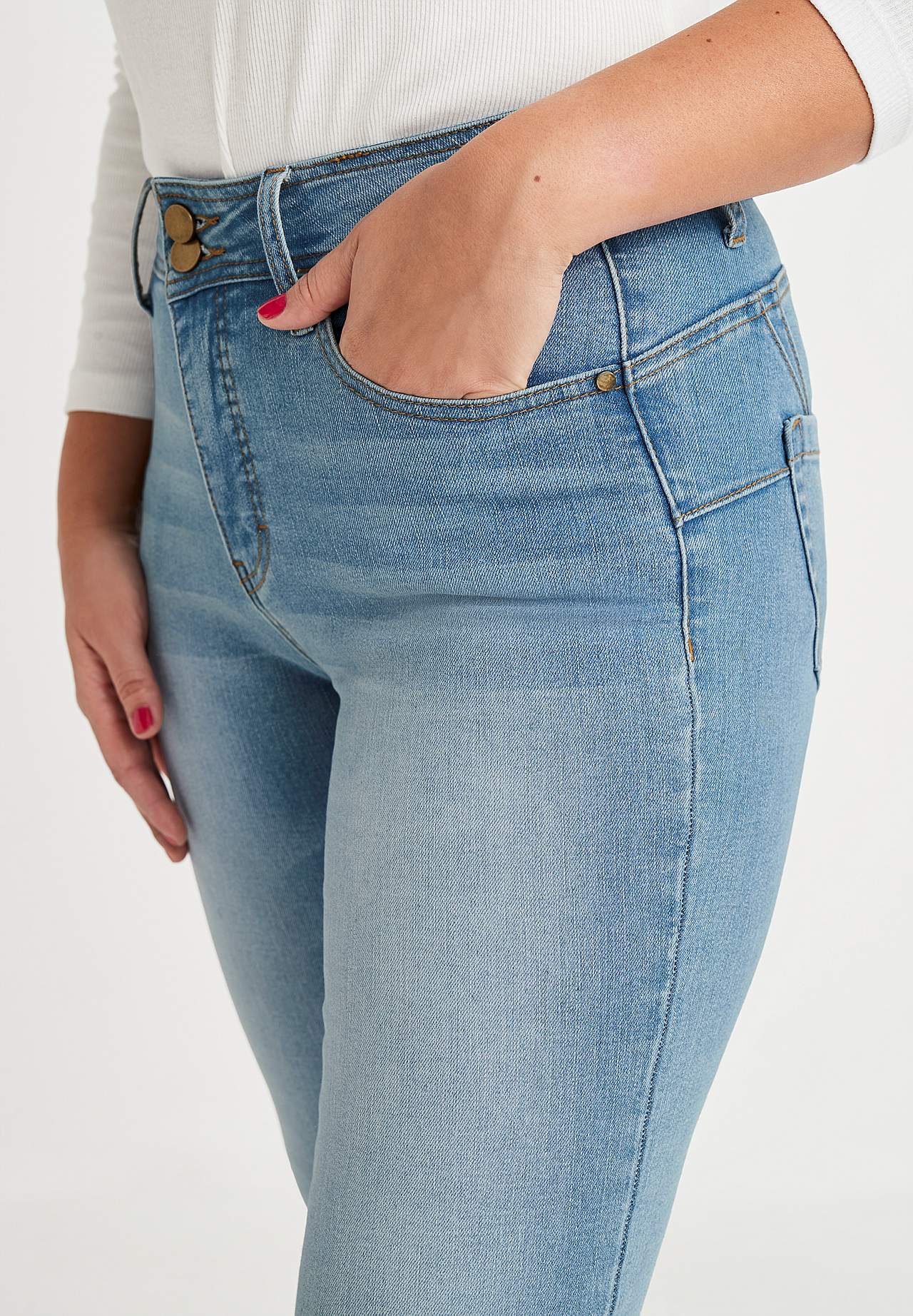 Superelastyczne jeansy modelujące z nogawką szerszą na dole