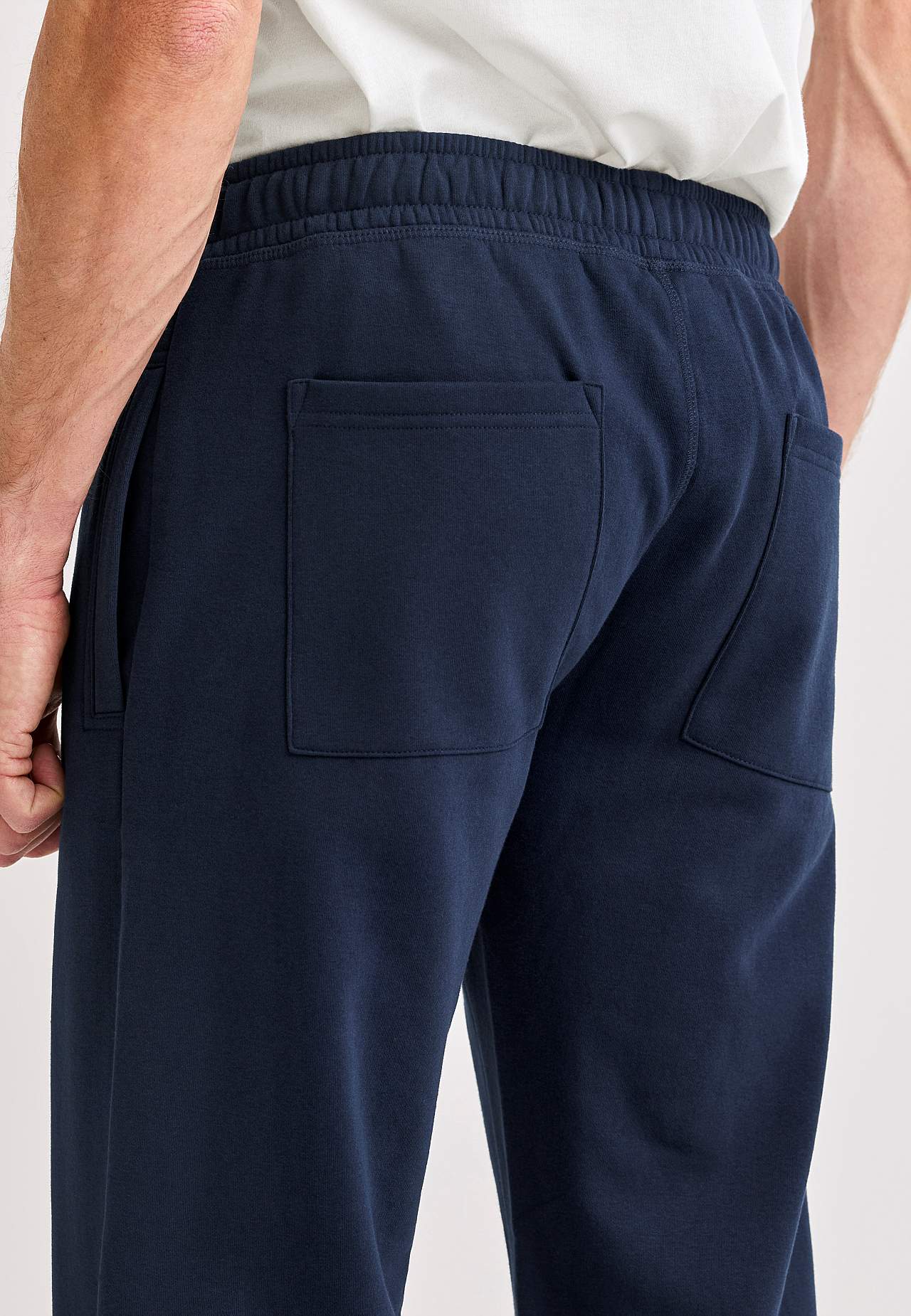 Wygodne spodnie dresowe z tylnymi kieszeniami