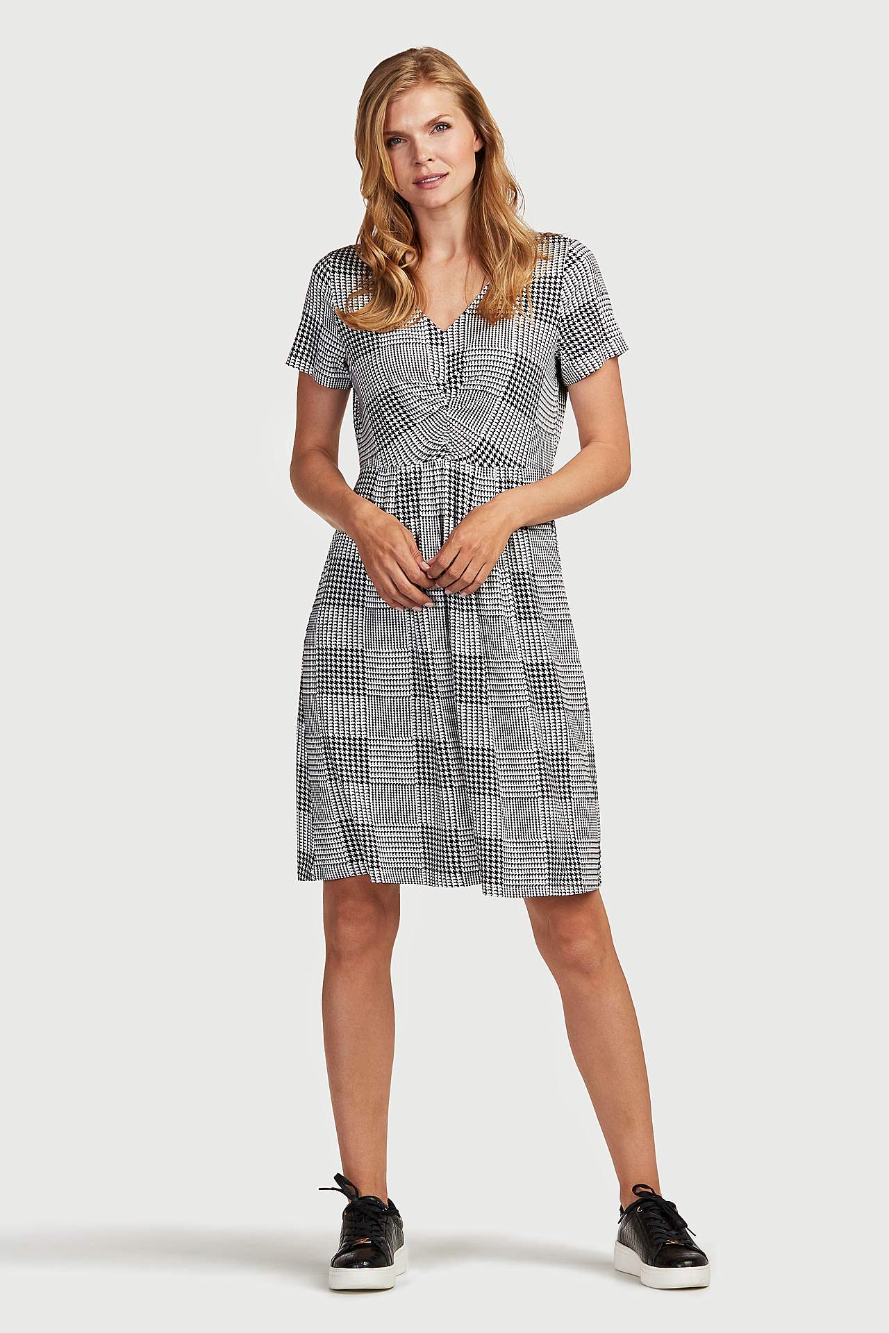 Dżersejowa sukienka w czarne i białe wzory z krótkimi rękawami