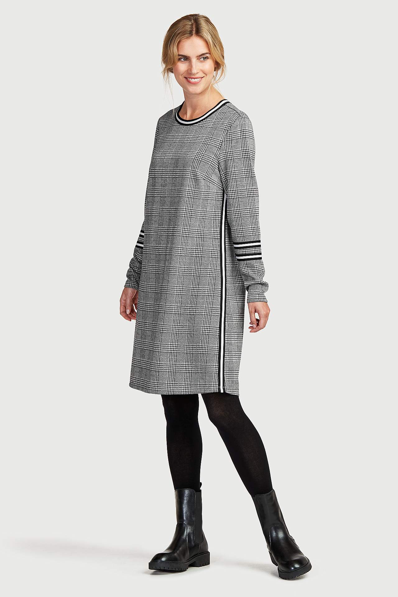 Dżersejowa sukienka z detalami w kontrastowych kolorach