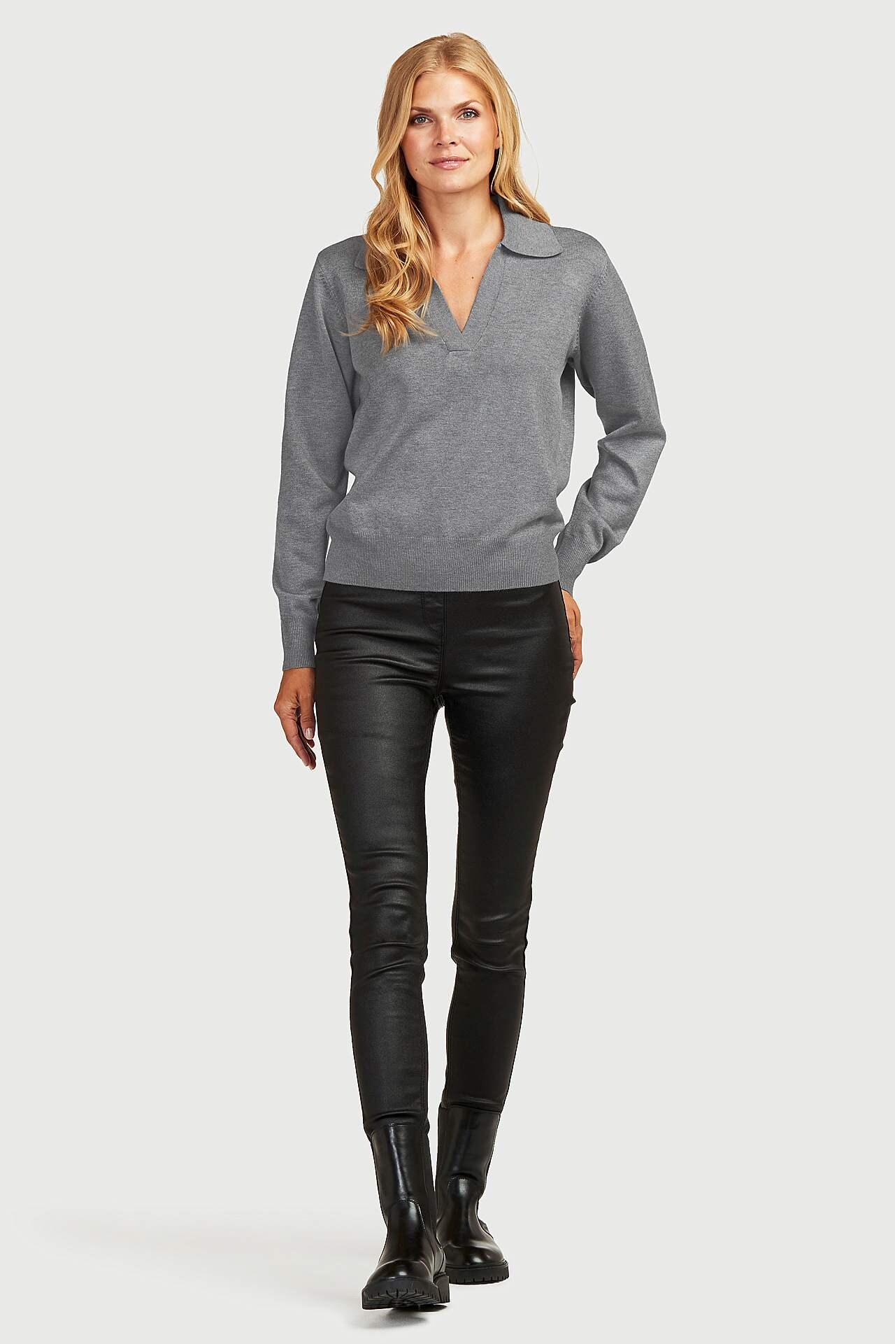 Miękki i dzianinowy sweter z kołnierzem