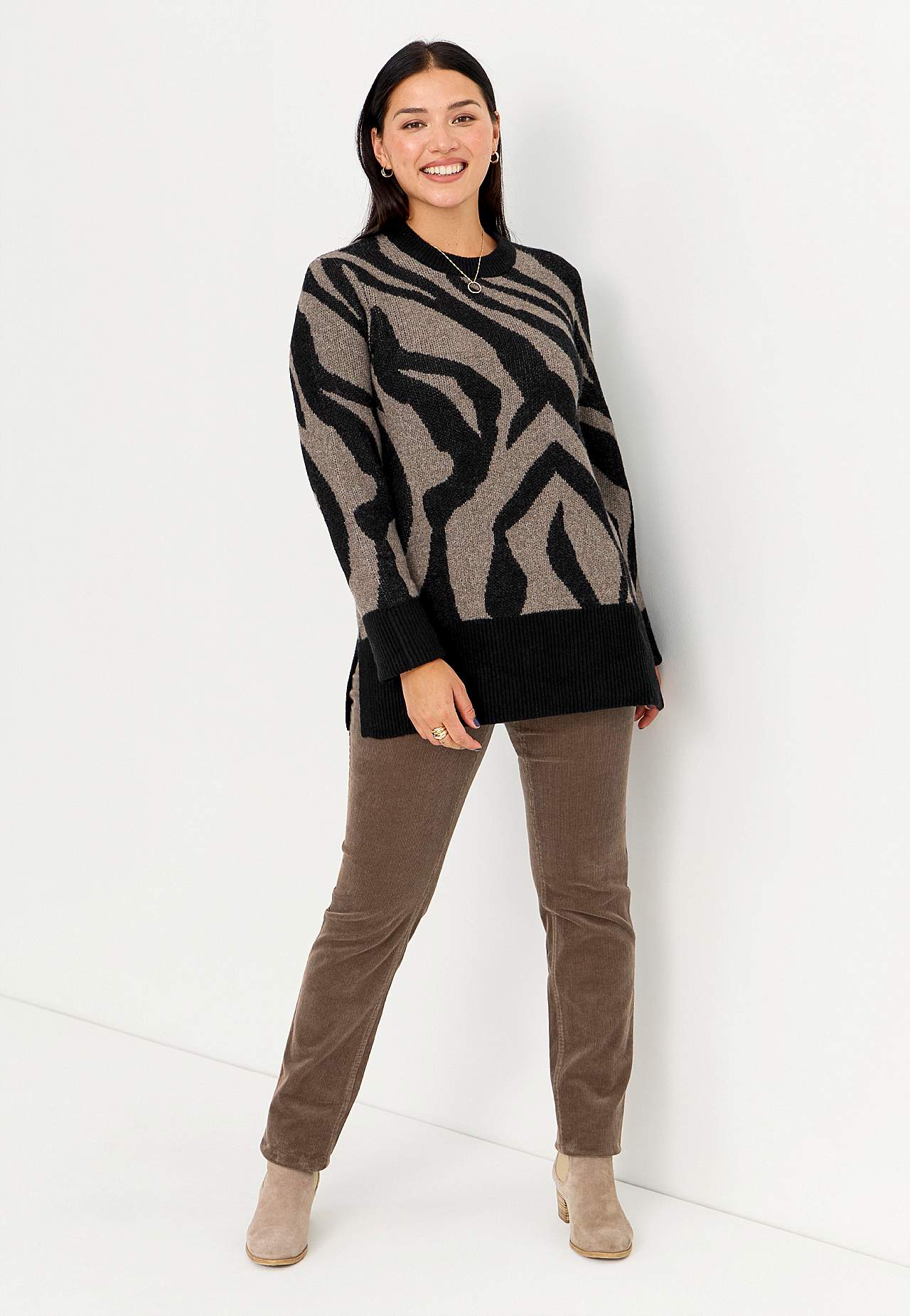 Sweter z dzierganym ściegiem