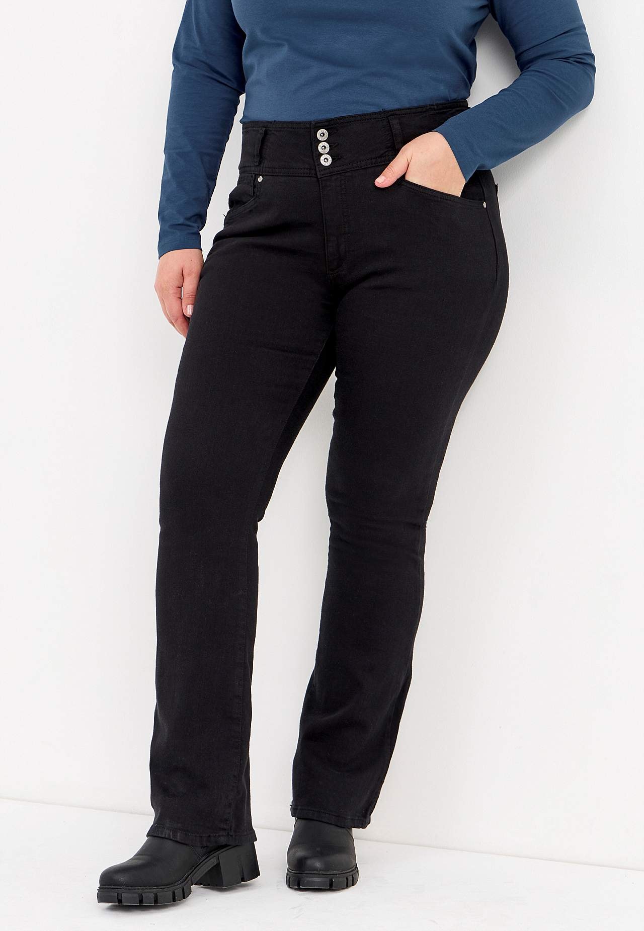 Jeansy bootcut z wysokim stanem