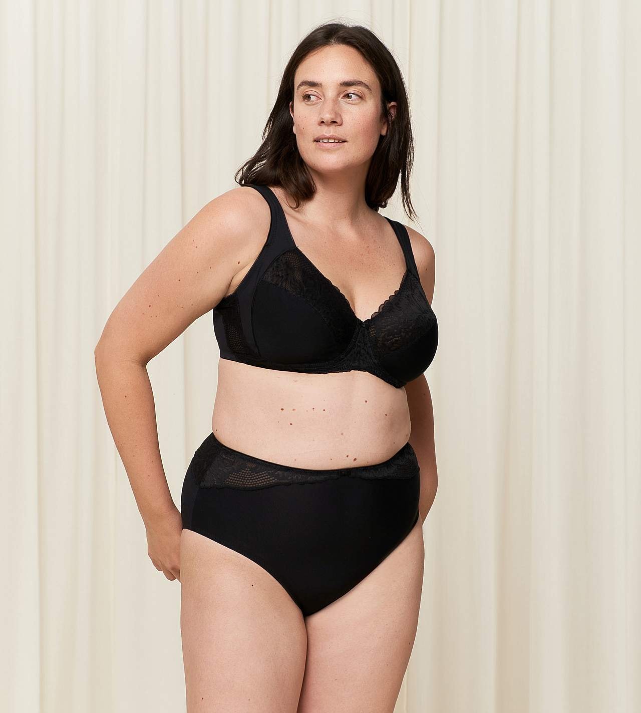 Biustonosz na fiszbinach z miłymi koronkowymi detalami Modern Lace+ Cotton