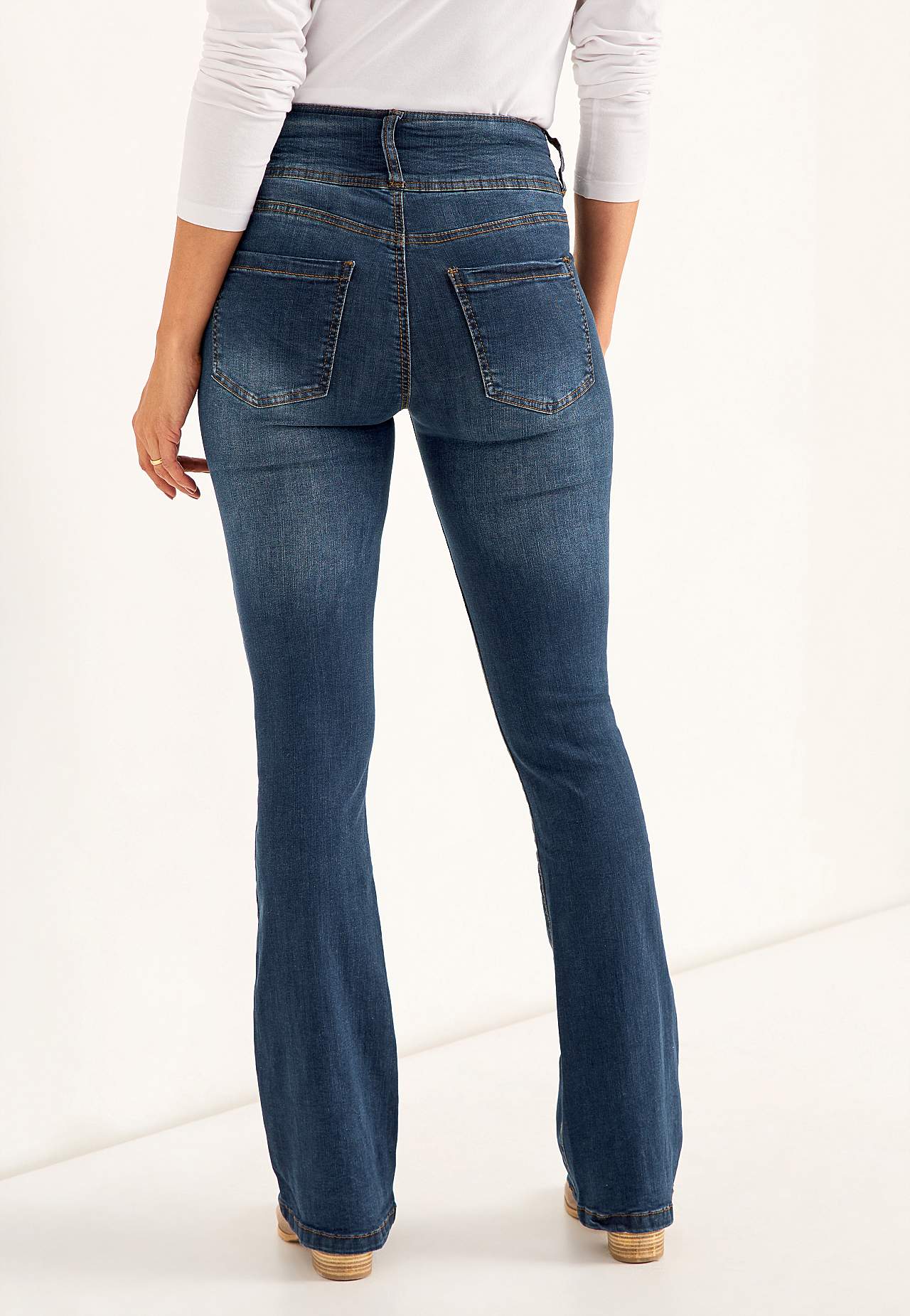 Jeansy bootcut z wysokim stanem