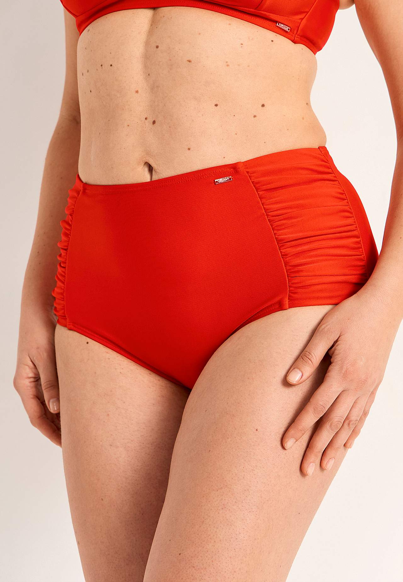 Jednokolorowy dół bikini z wysokim stanem Honolulu