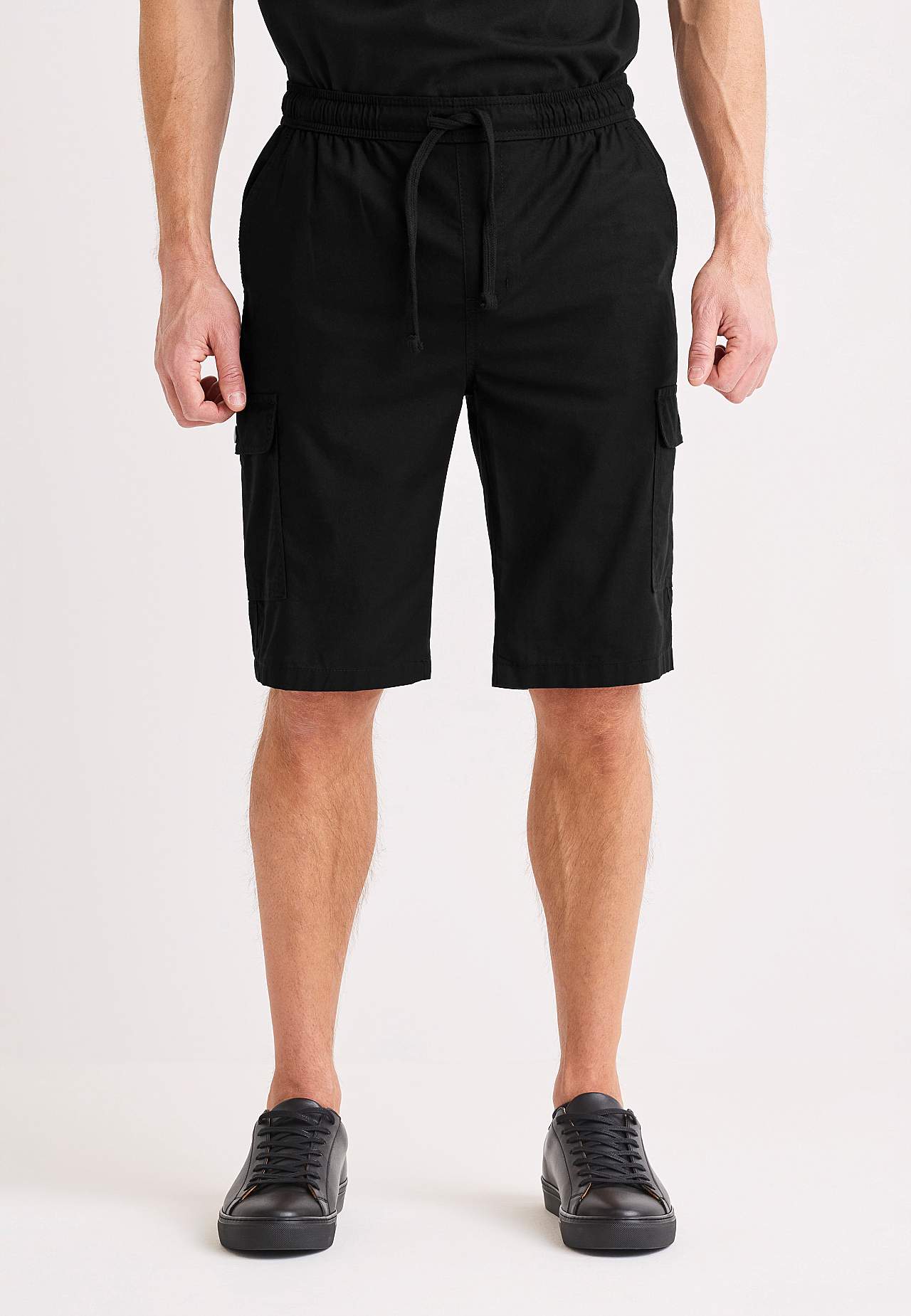 Szorty cargo z licznymi kieszeniami