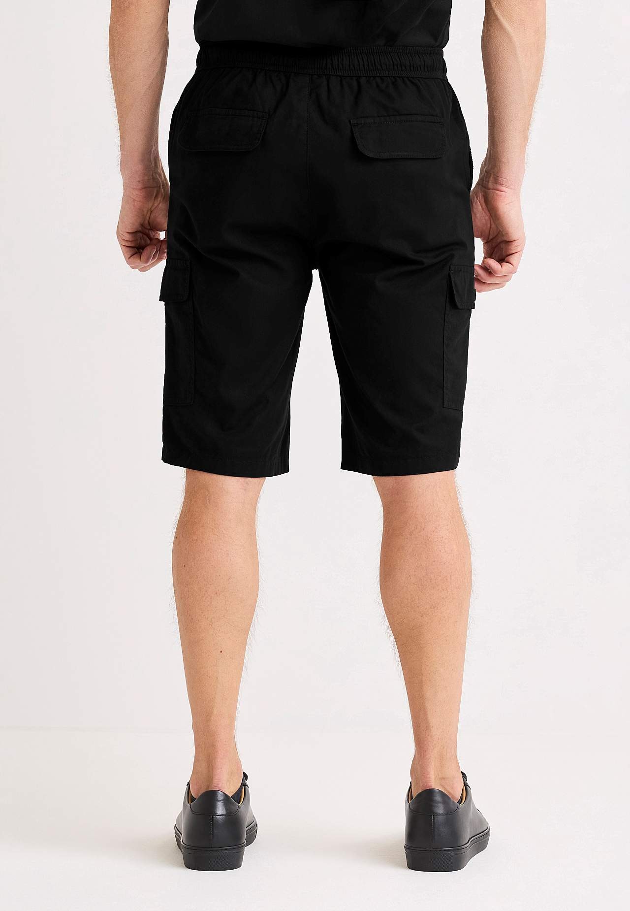 Szorty cargo z licznymi kieszeniami