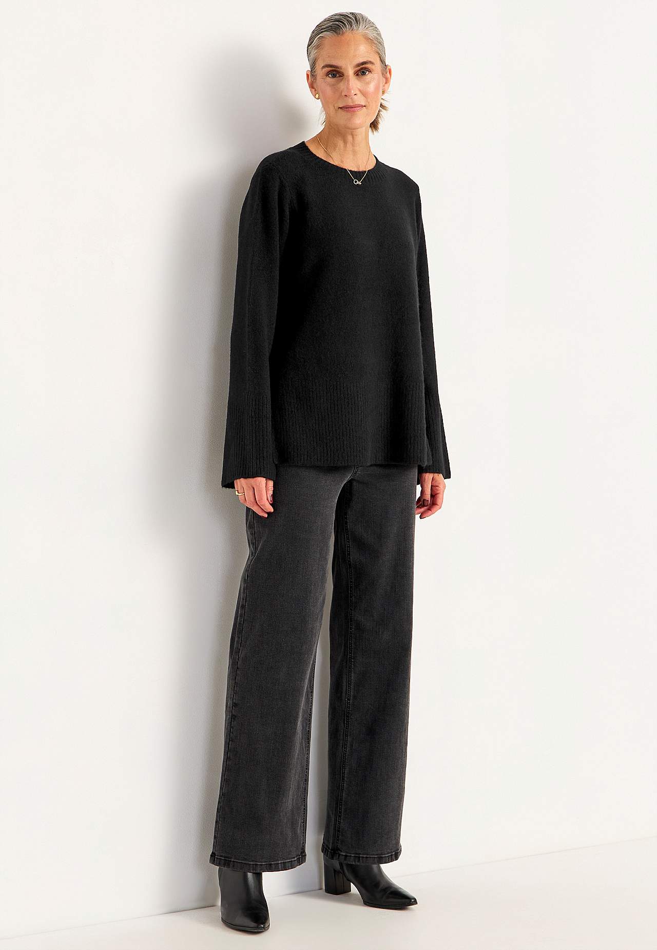 Dzianinowy sweter z rozcięciami