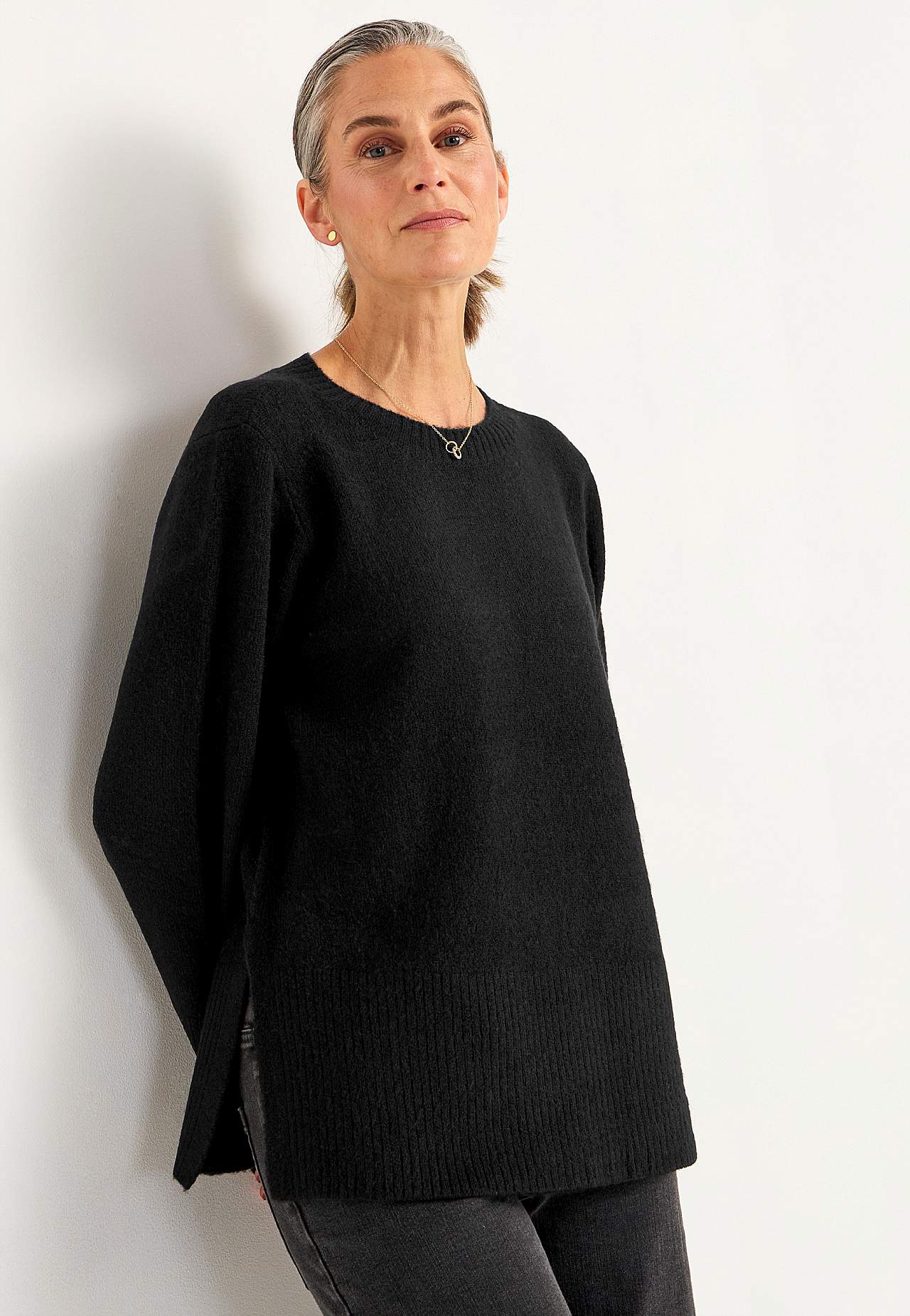 Dzianinowy sweter z rozcięciami