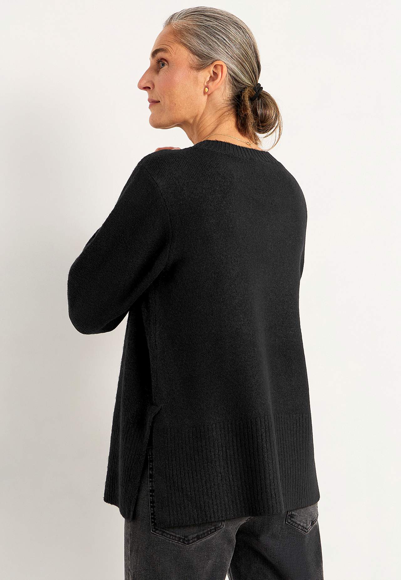 Dzianinowy sweter z rozcięciami