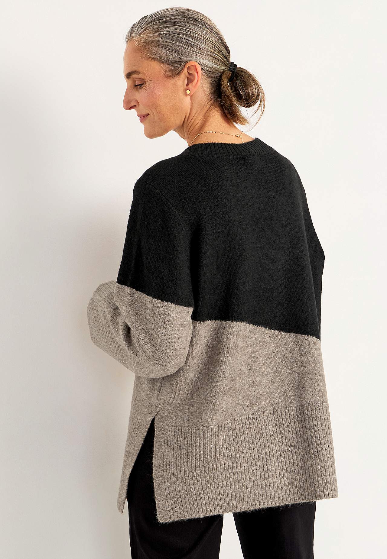 Dzianinowy sweter z rozcięciami
