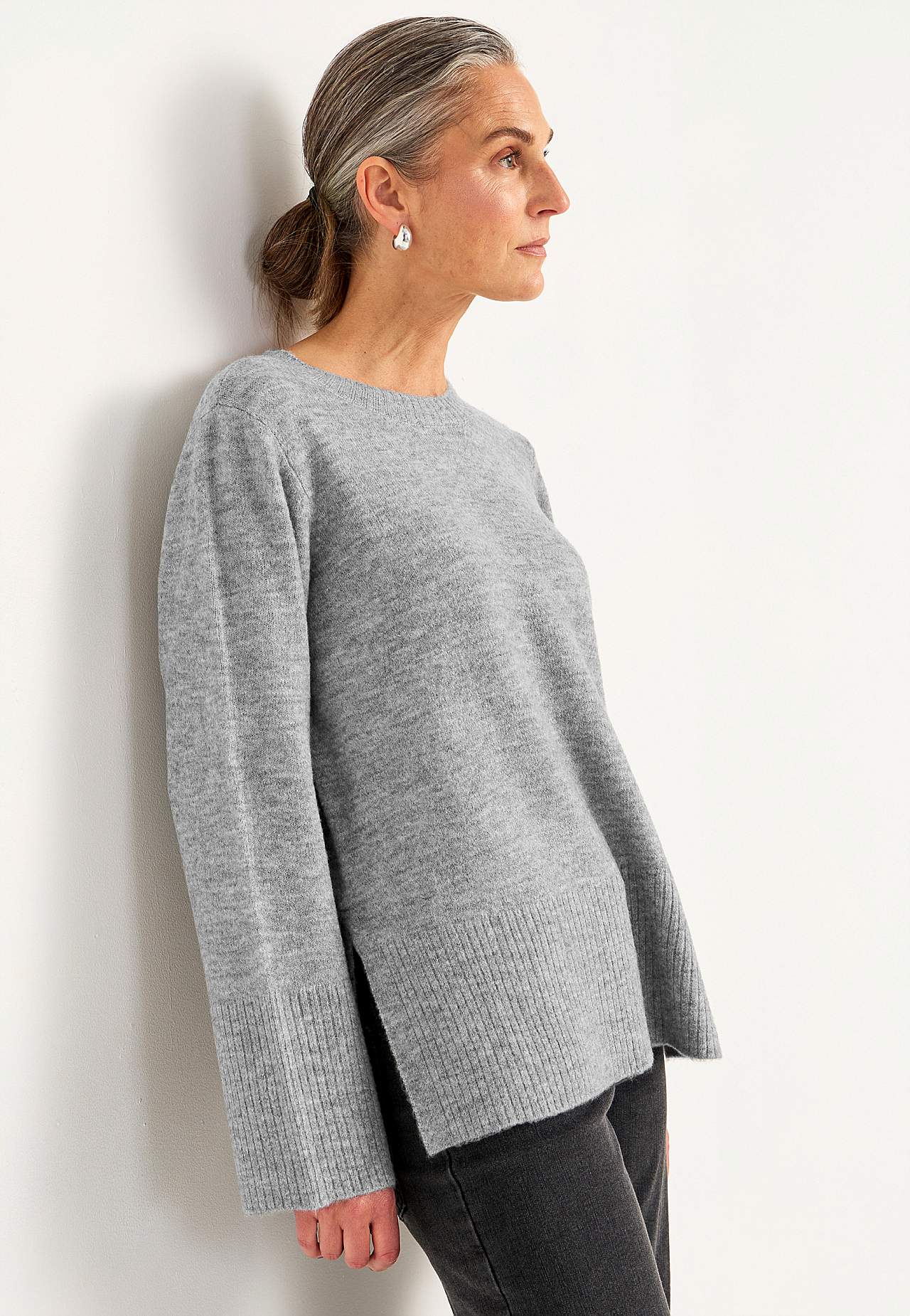 Dzianinowy sweter z rozcięciami