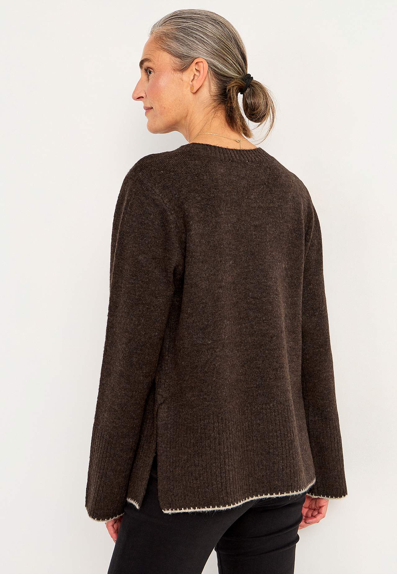 Dzianinowy sweter z rozcięciami